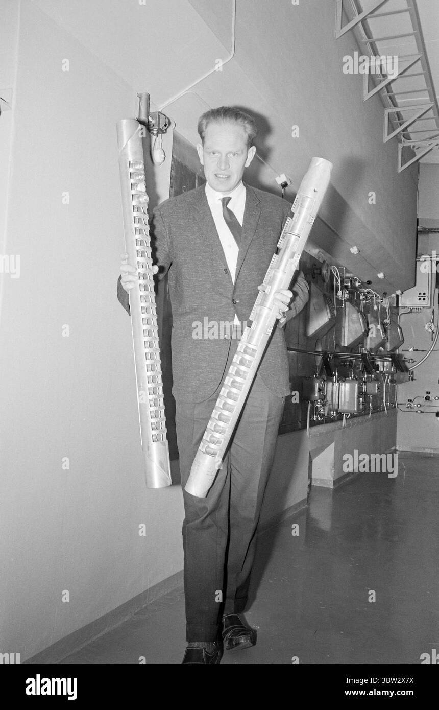Aktuell 9 - 4 - 1969: Radioaktive Bell Cowsim Forschungsreaktor des Instituts für Energietechnik in Kjeller außerhalb von Lillestrøm werden spezifische radioaktive Isotope produziert. Diese werden in der Medizin, Industrie und Landwirtschaft eingesetzt. Sektionsleiter Nils Kaltenborn zeigt die Aluminiumstäbe mit Isotopen, die in den Reaktor abgesenkt werden. Foto: Aage Storløkken / aktuell / NTB ***FOTO NICHT VERARBEITET*** *Text wird automatisch übersetzt* Stockfoto
