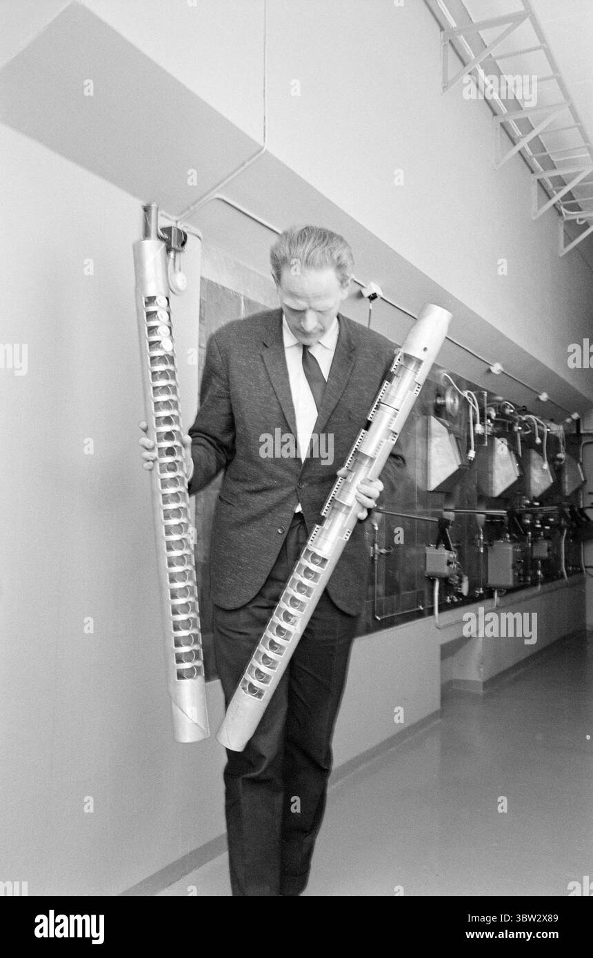 Aktuell 9 - 4 - 1969: Radioaktive Bell Cowsim Forschungsreaktor des Instituts für Energietechnik in Kjeller außerhalb von Lillestrøm werden spezifische radioaktive Isotope produziert. Diese werden in der Medizin, Industrie und Landwirtschaft eingesetzt. Sektionsleiter Nils Kaltenborn zeigt die Aluminiumstäbe mit Isotopen, die in den Reaktor abgesenkt werden. Foto: Aage Storløkken / aktuell / NTB ***FOTO NICHT VERARBEITET*** *Text wird automatisch übersetzt* Stockfoto