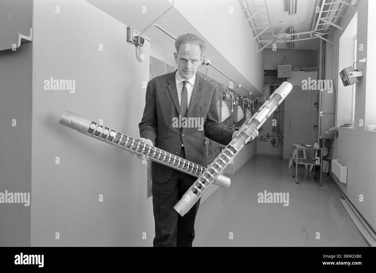 Aktuell 9 - 4 - 1969: Radioaktive Bell Cowsim Forschungsreaktor des Instituts für Energietechnik in Kjeller außerhalb von Lillestrøm werden spezifische radioaktive Isotope produziert. Diese werden in der Medizin, Industrie und Landwirtschaft eingesetzt. Sektionsleiter Nils Kaltenborn zeigt die Aluminiumstäbe mit Isotopen, die in den Reaktor abgesenkt werden. Foto: Aage Storløkken / aktuell / NTB ***FOTO NICHT VERARBEITET*** *Text wird automatisch übersetzt* Stockfoto