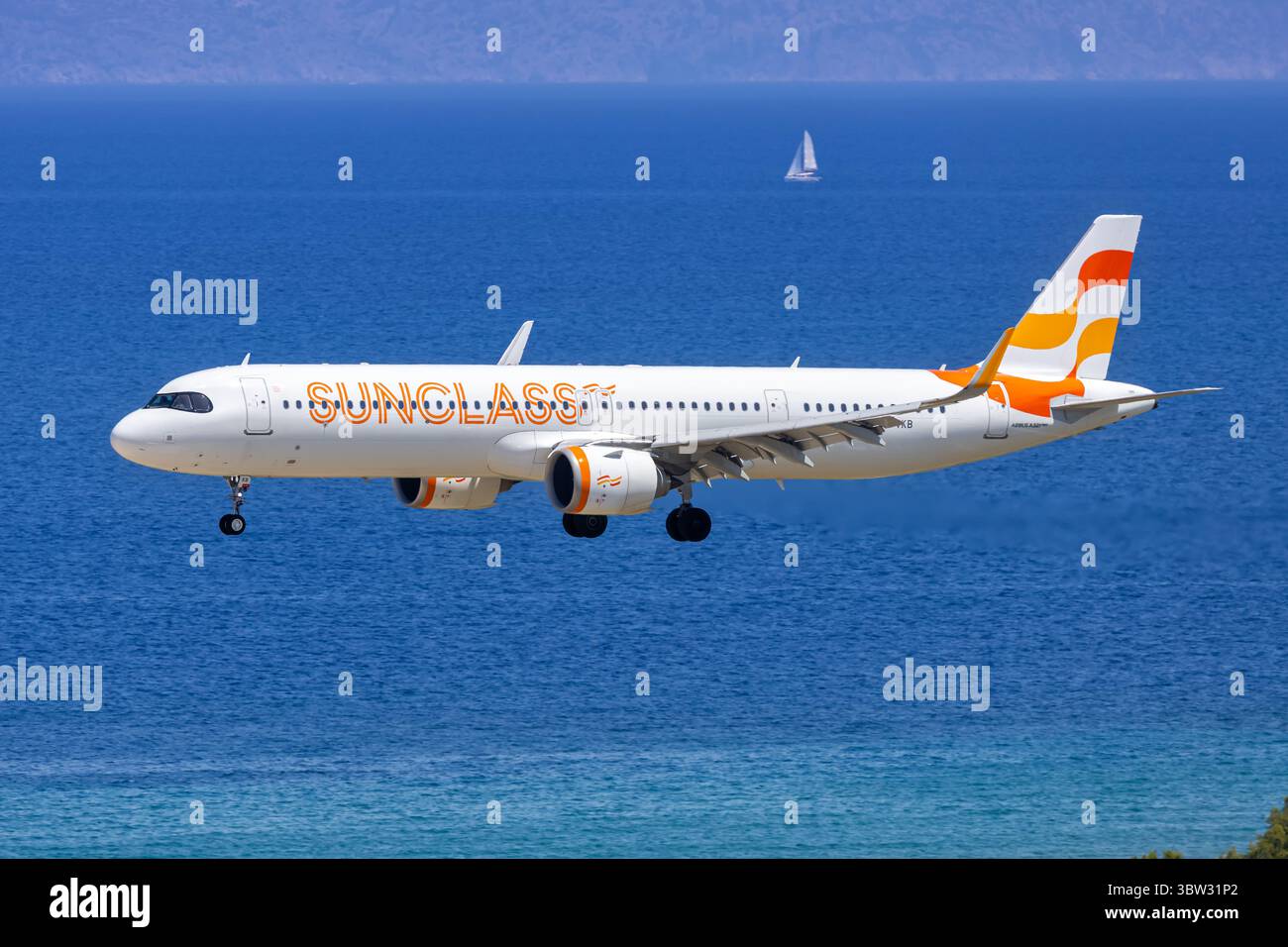 Rhodos, Griechenland - 1. Juni 2025: Sunclass Airlines Airbus A321neo Flugzeug am Flughafen Rhodos in Griechenland. Stockfoto