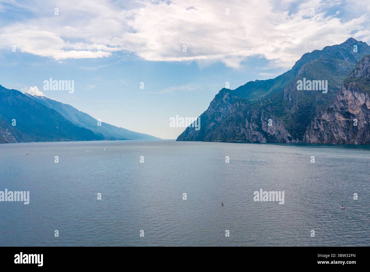Torbole, Gardasee, Italien - 15. Juli 2025: Weitläufiger Blick über den Gardasee in Norditalien - der größte See des Landes ist von steilen Berghängen und türkisfarbenem Wasser umgeben. *** Weitläufige Drohnenansicht über den Gardasee in Norditalien der größten See des Landes zeigt sich umgeben von steilen Berghängen, türkisfarbenem Wasser. Stockfoto