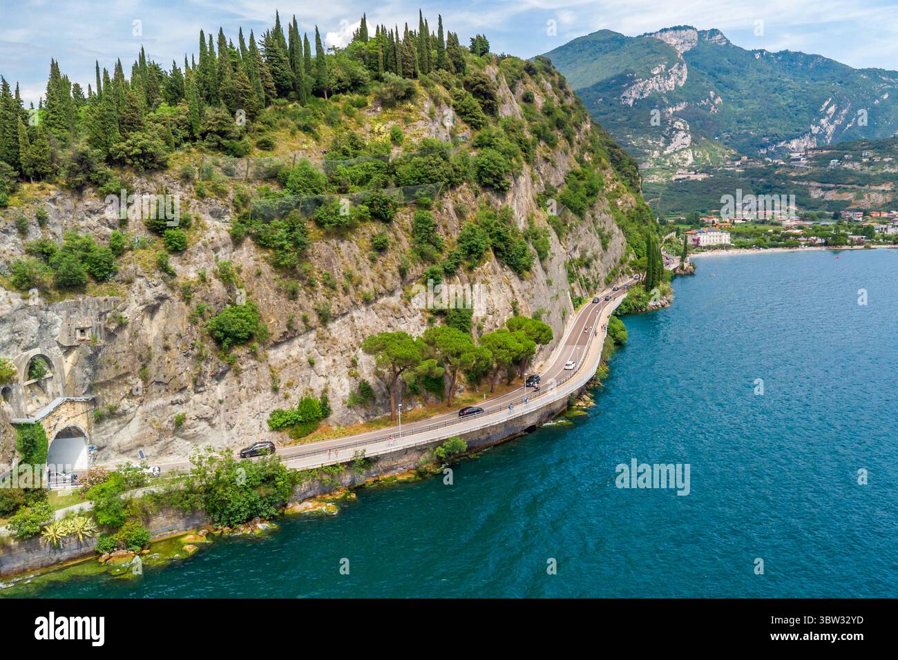 Torbole, Gardasee, Italien - 15. Juli 2025: Weitläufiger Blick über den Gardasee in Norditalien - der größte See des Landes ist von steilen Berghängen und türkisfarbenem Wasser umgeben. *** Weitläufige Drohnenansicht über den Gardasee in Norditalien der größten See des Landes zeigt sich umgeben von steilen Berghängen, türkisfarbenem Wasser. Stockfoto