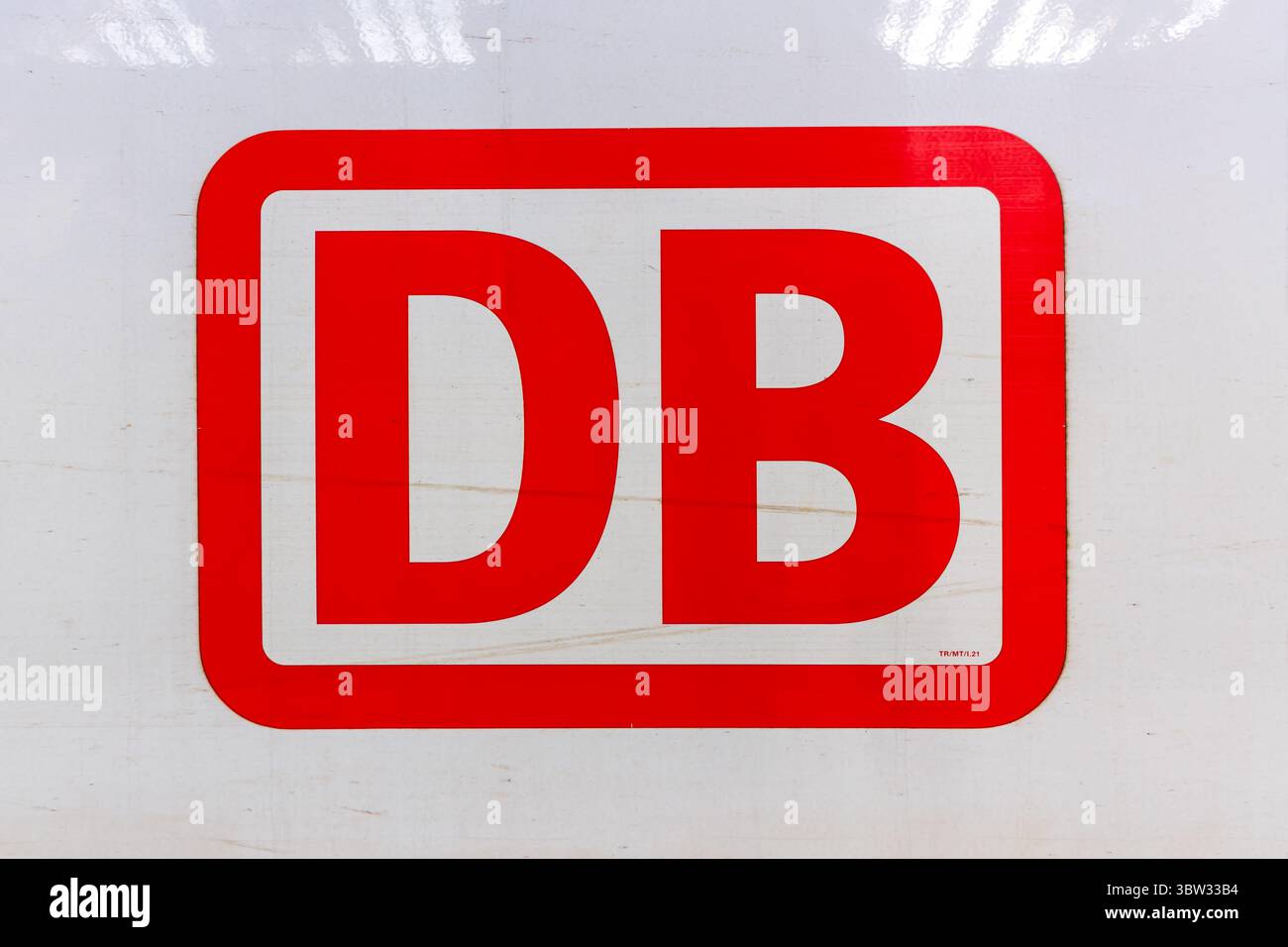 Frankfurt, Deutschland - 11. April 2025: Logo der DB Deutsche Bahn auf einem InterCity Express ICE-Zug am Frankfurter Hauptbahnhof. Stockfoto