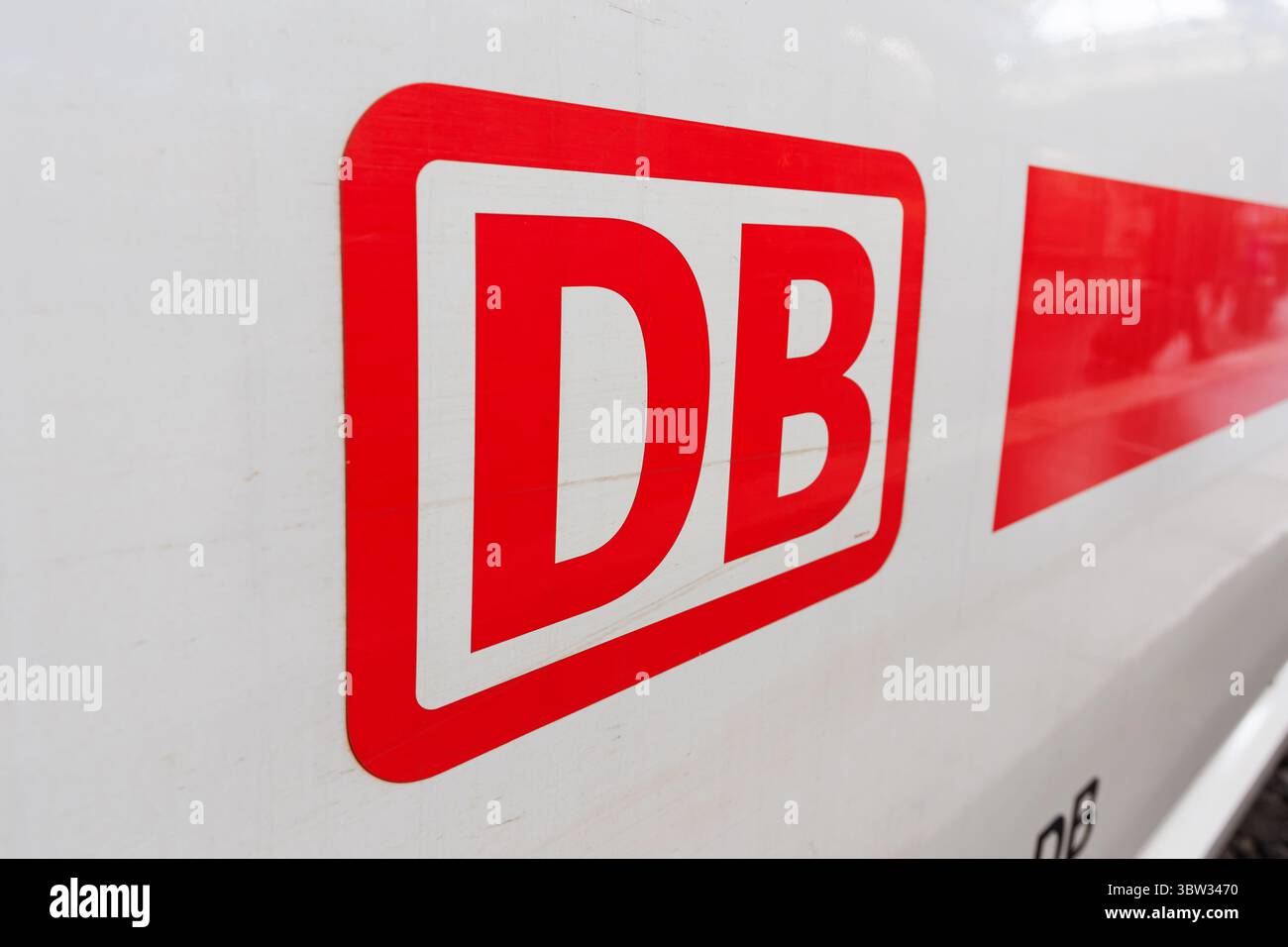 Frankfurt, Deutschland - 11. April 2025: Logo der DB Deutsche Bahn auf einem InterCity Express ICE-Zug am Frankfurter Hauptbahnhof. Stockfoto