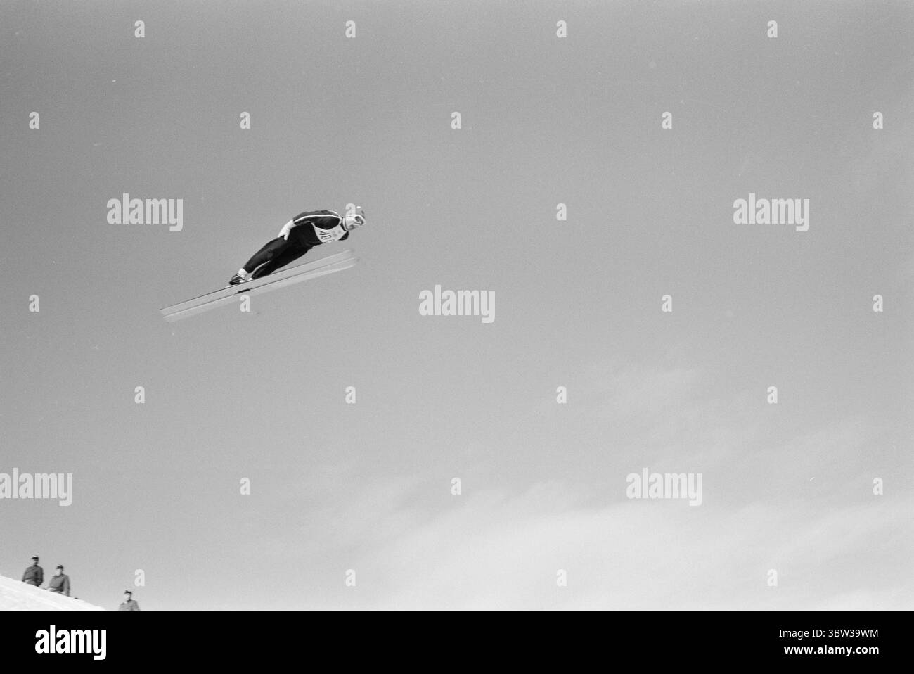 Aktuell 12 - 1 - 1970: Ausländertag. Holmenkollens spezielles Skisprungrennen war das große Finale der diesjährigen internationalen Skisaison. Der beste Norweger, Bjørn Wirkola, kam auf Rang sieben. Dann belegten wir den 10., 12. Und 14. Platz. Es war nicht gut genug. Wirkola nimmt sich einen Moment Zeit, um in diesem artikel nach Kollen nachzudenken. Er ist der Meinung, dass aktive und Leiter ein wenig Diskussion in der Kammer führen sollten.Foto: Ivar Aaserud / aktuell / NTB ***Foto ist nicht bildverarbeitet*** *Text wird automatisch übersetzt* Stockfoto
