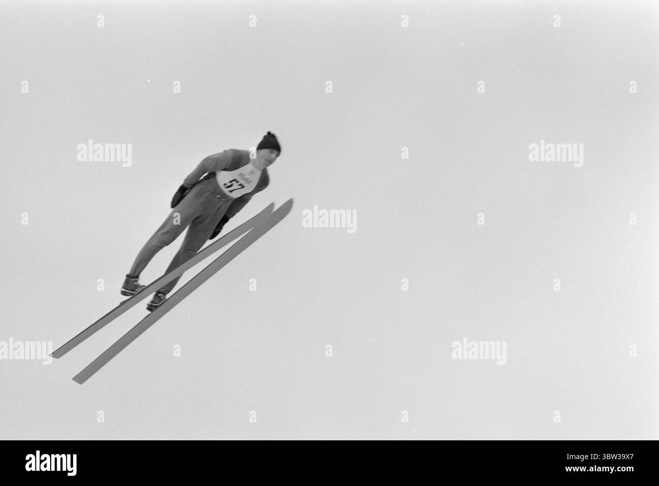 Aktuell 12 - 1 - 1970: Ausländertag. Holmenkollens spezielles Skisprungrennen war das große Finale der diesjährigen internationalen Skisaison. Der beste Norweger, Bjørn Wirkola, kam auf Rang sieben. Dann belegten wir den 10., 12. Und 14. Platz. Es war nicht gut genug. Wirkola nimmt sich einen Moment Zeit, um in diesem artikel nach Kollen nachzudenken. Er ist der Meinung, dass aktive und Leiter ein wenig Diskussion in der Kammer führen sollten.Foto: Ivar Aaserud / aktuell / NTB ***Foto ist nicht bildverarbeitet*** *Text wird automatisch übersetzt* Stockfoto