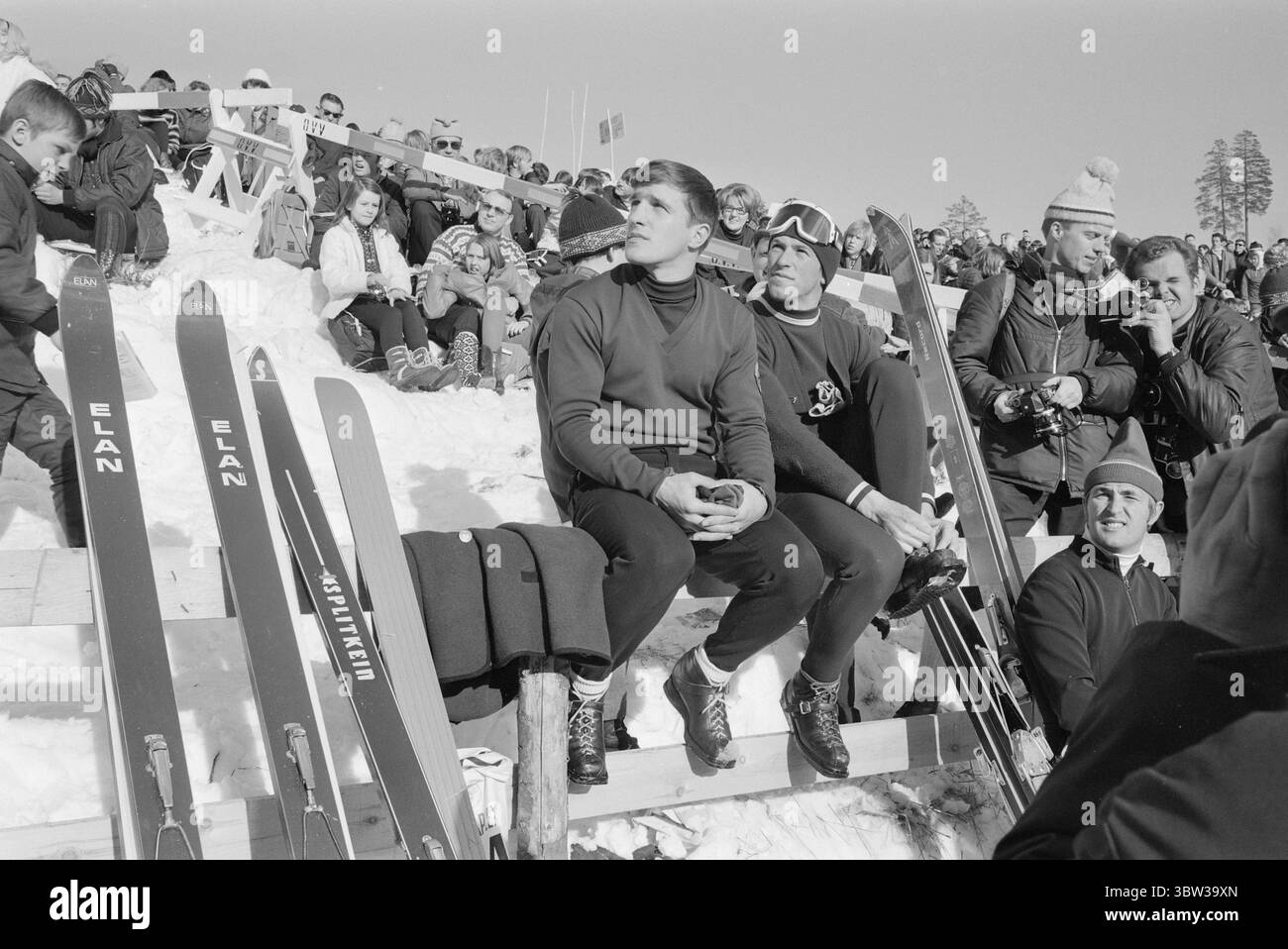 Aktuell 12 - 1 - 1970: Ausländertag. Holmenkollens spezielles Skisprungrennen war das große Finale der diesjährigen internationalen Skisaison. Der beste Norweger, Bjørn Wirkola, kam auf Rang sieben. Dann belegten wir den 10., 12. Und 14. Platz. Es war nicht gut genug. Wirkola nimmt sich einen Moment Zeit, um in diesem artikel nach Kollen nachzudenken. Er ist der Meinung, dass aktive und Leiter ein wenig Diskussion in der Kammer führen sollten.Foto: Ivar Aaserud / aktuell / NTB ***Foto ist nicht bildverarbeitet*** *Text wird automatisch übersetzt* Stockfoto