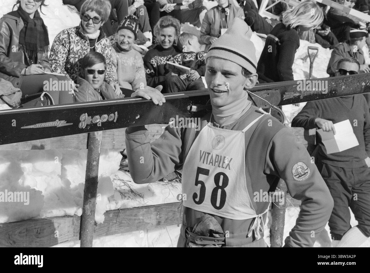 Aktuell 12 - 1 - 1970: Ausländertag. Holmenkollens spezielles Skisprungrennen war das große Finale der diesjährigen internationalen Skisaison. Der beste Norweger, Bjørn Wirkola, kam auf Rang sieben. Dann belegten wir den 10., 12. Und 14. Platz. Es war nicht gut genug. Wirkola nimmt sich einen Moment Zeit, um in diesem artikel nach Kollen nachzudenken. Er ist der Meinung, dass aktive und Leiter ein wenig Diskussion in der Kammer führen sollten.Foto: Ivar Aaserud / aktuell / NTB ***Foto ist nicht bildverarbeitet*** *Text wird automatisch übersetzt* Stockfoto
