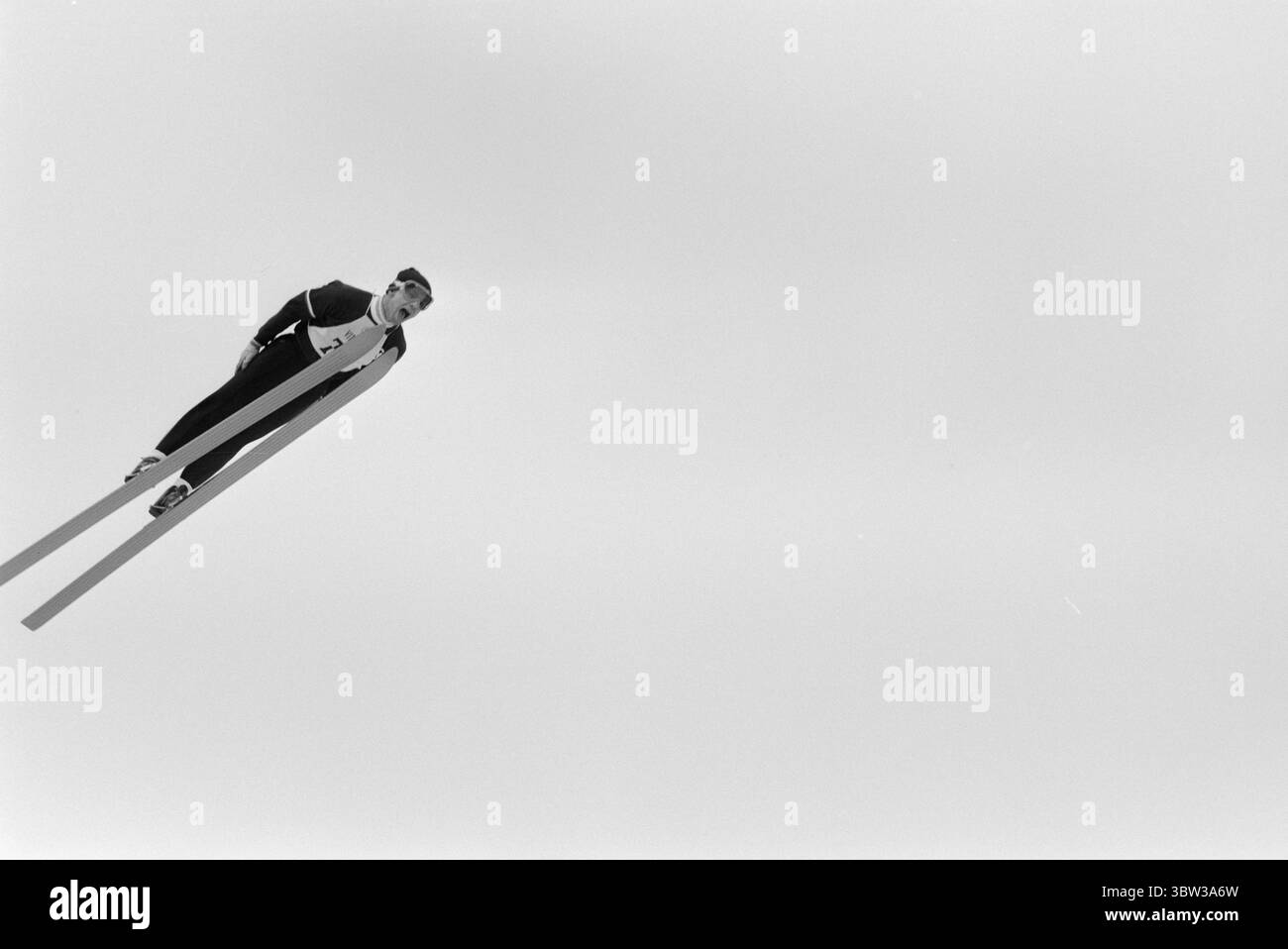 Aktuell 12 - 1 - 1970: Ausländertag. Holmenkollens spezielles Skisprungrennen war das große Finale der diesjährigen internationalen Skisaison. Der beste Norweger, Bjørn Wirkola, kam auf Rang sieben. Dann belegten wir den 10., 12. Und 14. Platz. Es war nicht gut genug. Wirkola nimmt sich einen Moment Zeit, um in diesem artikel nach Kollen nachzudenken. Er ist der Meinung, dass aktive und Leiter ein wenig Diskussion in der Kammer führen sollten.Foto: Ivar Aaserud / aktuell / NTB ***Foto ist nicht bildverarbeitet*** *Text wird automatisch übersetzt* Stockfoto