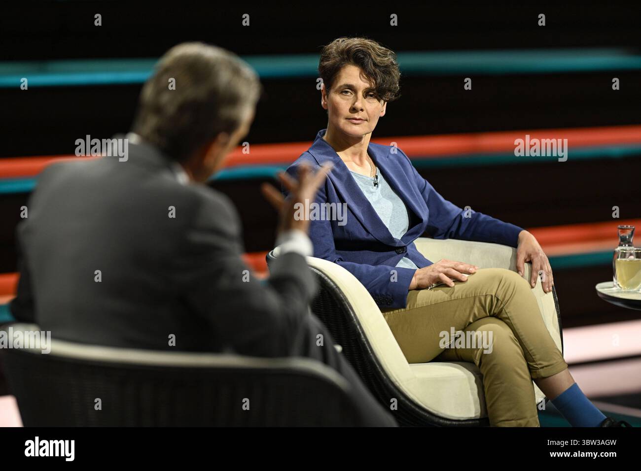 Markus Lanz mit Anna Lehmann 07/25 ihr Markus Lanz und Anna Lehmann am 15. Juli 2025 in Markus Lanz TV Fernsehen Talkshow Talkshow Talkshow Deutschland deutsch deutsche Frau Journalistin Autorin taz Mann Italien italienisch italienisch-deutscher Moderator Fotografie Fotograf Journalist Journalismus Journalistin Journalistin Autorin Autorin Moderatorin deutsch-italienischer Moderatorin Fotografin quer halb sitzend sprechend gestikuliert *** Markus Lanz mit Anna Lehmann 07 25 Ihre Markus Lanz und Anna Lehmann am 15. Juli 2025 in Markus Lanz TV Talk Show Deutschland Stockfoto