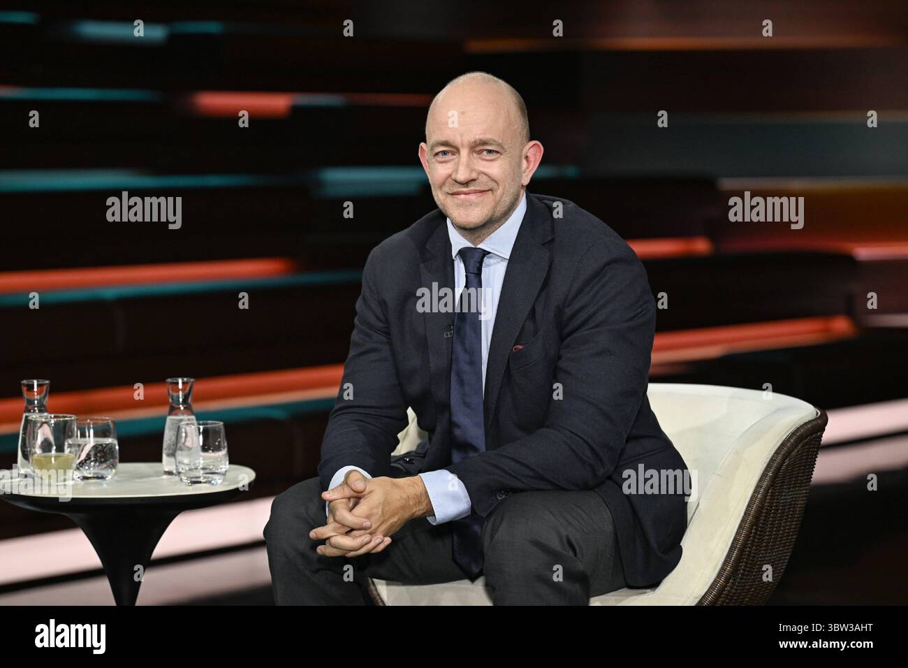 Marc Felix Serrao Journalist 07/25 ihr Marc Felix Serrao am 15. Juli 2025 in Markus Lanz TV Fernsehen Talkshow Talkshow Talkshow Deutschland deutsch deutscher Mann Journalismus Autor Chefredakteur neue Zürcher Zeitung in Deutschland NZZ deutscher Journalismus Autor quer halb sitzend lächelnd *** Marc Felix Serrao Journalist 07 25 ihr Marc Felix Serrao am 15. Juli 2025 in Markus Lanz TV-Talkshow Talkshow Deutschland deutscher Mann Journalismus Autor Chefredakteur neue Zürcher Zeitung Autor Chefredakteur neue Zürcher Zeitung in Deutschland Chefredakteur halb sitzend Autor in Deutschland Stockfoto