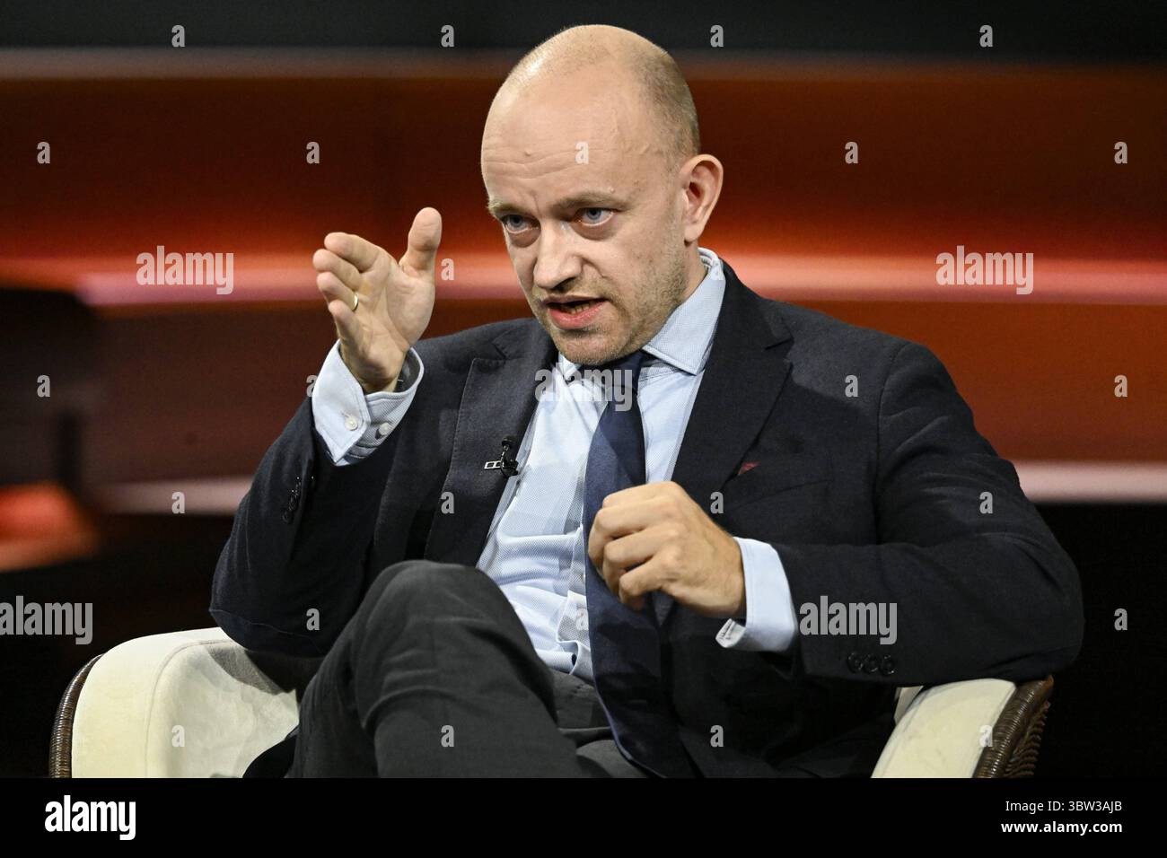 Marc Felix Serrao Journalist 07/25 ihr Marc Felix Serrao am 15. Juli 2025 in Markus Lanz TV Fernsehen Talkshow Talkshow Talkshow Deutschland deutsch deutscher Mann Journalismus Autor Chefredakteur neue Zürcher Zeitung in Deutschland NZZ deutscher Journalismus Autor quer halb sitzend sprechend gestikuliert *** Marc Felix Serrao Journalist 07 25 ihr Marc Felix Serrao am 15. Juli 2025 in Markus Lanz TV-Talkshow Talkshow Deutschland deutscher Mann Journalismus Autor Chefredakteur neue Zürcher Zeitung in Deutschland Stockfoto