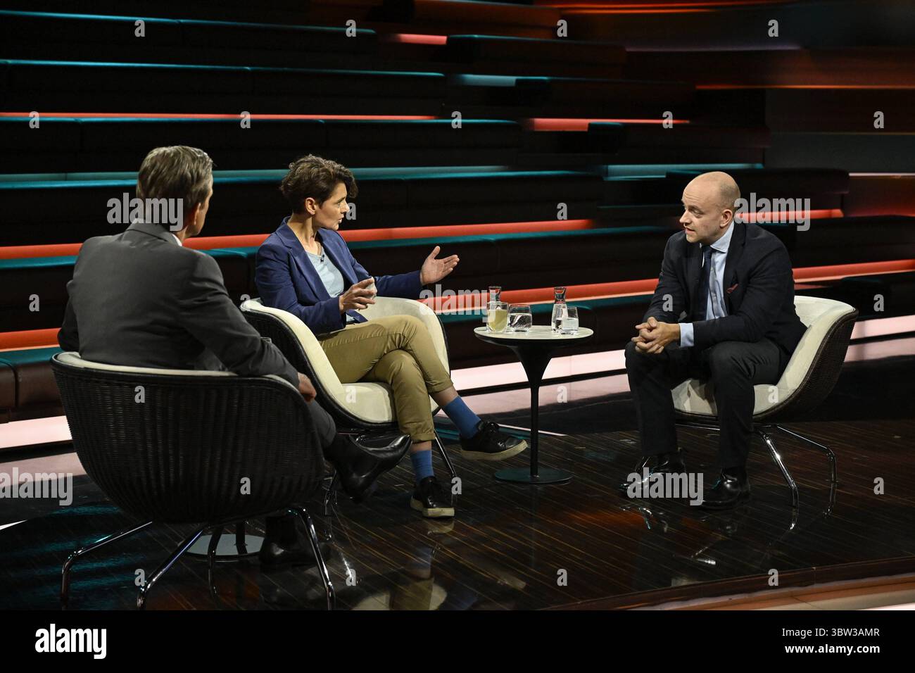 Talkrunde bei Markus Lanz , ZDF 07/25 her Markus Lanz, Anna Lehmann und Marc Felix Serrao v.li. Am 15. Juli 2025 in Markus Lanz TV Fernsehen Talkshow Talkshow Talkshow Deutschland deutsch deutsche Frau deutscher Mann Journalistin Autorin taz NZZ Chefredakteur neue Zürcher Zeitung in Deutschland Mann Italien Italienisch Italienisch Italienisch-deutscher Moderator Fotografie Fotograf Journalist Journalismus Journalistin Journalistin Journalistin Autorin Autorin Gastgeberin deutsch-italienisch Moderatorin Fotografin quer ganz freistellbar sitzend sprechend gestikuliert *** Talkrunde zu Markus Lanz , ZDF 07 Stockfoto