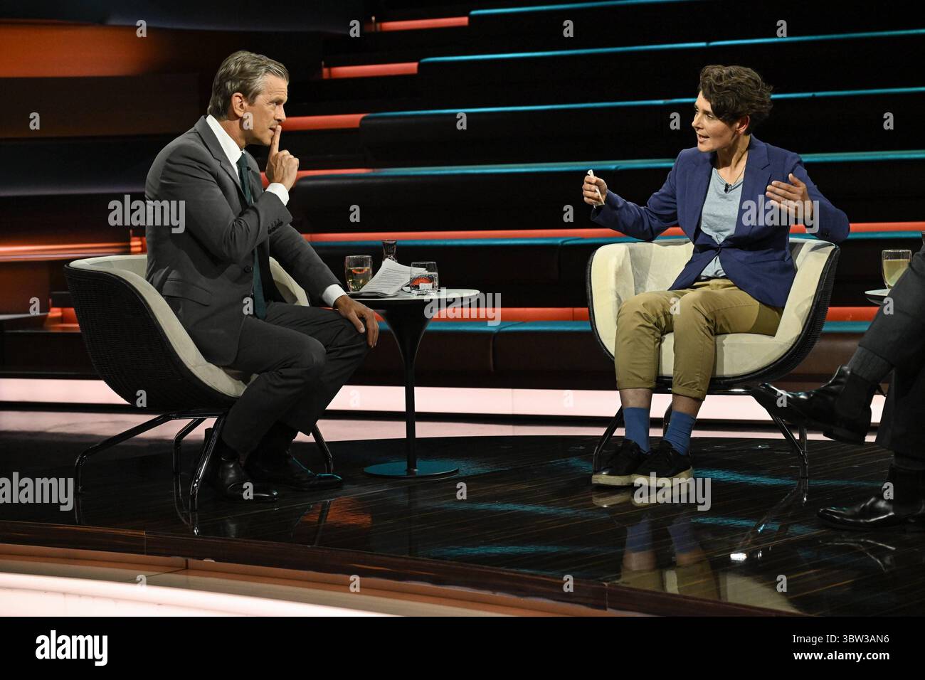 Markus Lanz mit Anna Lehmann 07/25 ihr Markus Lanz und Anna Lehmann am 15. Juli 2025 in Markus Lanz TV Fernsehen Talkshow Talkshow Talkshow Deutschland deutsch deutsche Frau Journalistin Autorin taz Mann Italien italienisch italienisch-deutscher Moderator Fotografie Fotograf Journalist Journalismus Journalistin Journalistin Journalistin Autorin Autorin Moderatorin deutsch-italienischer Moderatorin Fotografin quer ganz freistellbar sitzend sprechend gestikuliert *** Markus Lanz mit Anna Lehmann 07 25 ihr Markus Lanz und Anna Lehmann am 15. Juli 2025 in Markus Lanz TV Talkshow Stockfoto
