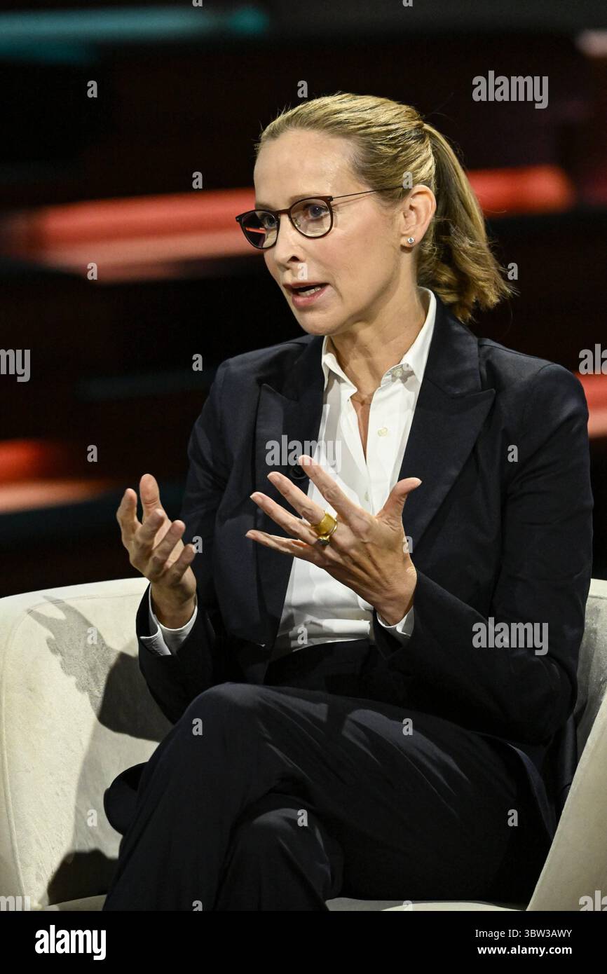 Prof. Frauke Brosius-Gersdorf Juristin 07/25 Ihre Prof. Frauke Brosius-Gersdorf am 15. Juli 2025 in Markus Lanz TV Fernsehen Talkshow Talkshow Talkshow Deutschland deutsch deutsche Frau Schriftstellerin Literatur Autorin Verfassungsrechtlerin Professorin deutsche Rechtsanwältin Fachanwältin Journalistin Journalistin Autorin hoch halb sitzend sprechend gestikuliert *** Prof Frauke Brosius Gersdorf Rechtsanwältin 07 25 ihr Prof Frauke Brosius Gersdorf am 15. Juli 2025 in Markus Lanz TV Talkshow Stockfoto