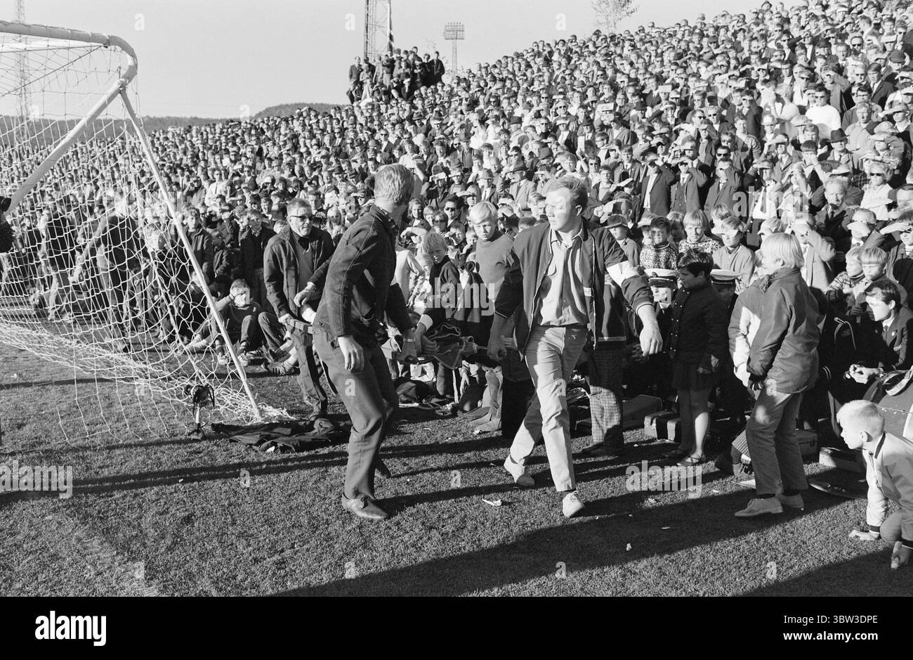 Aktuell 41 - 2 - 1969: SIF/Ham-kam auf AgainDas Halbfinale im Cup zwischen Strømsgodset und Ham-kam endete mit 0:0 im Marienlyst-Stadion in Drammen. Es wird also ein Rematch geben. Es wird in Hamar gespielt. Die Trauer breitet sich über das Marienlyst-Stadion in Drammen aus. Torschütze Steinar Pettersen wird vom Feld getragen. Es ist immer noch eine offene Frage, ob er für das Rückspiel in Hamar bereit ist. Foto: Ivar Aaserud / aktuell / NTB ***FOTO NICHT VERARBEITET*** *Text wird automatisch übersetzt* Stockfoto