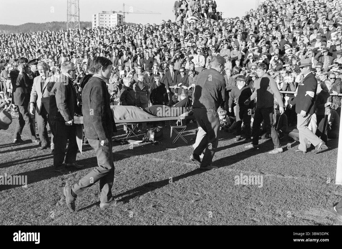 Aktuell 41 - 2 - 1969: SIF/Ham-kam auf AgainDas Halbfinale im Cup zwischen Strømsgodset und Ham-kam endete mit 0:0 im Marienlyst-Stadion in Drammen. Es wird also ein Rematch geben. Es wird in Hamar gespielt. Die Trauer breitet sich über das Marienlyst-Stadion in Drammen aus. Torschütze Steinar Pettersen wird vom Feld getragen. Es ist immer noch eine offene Frage, ob er für das Rückspiel in Hamar bereit ist. Foto: Ivar Aaserud / aktuell / NTB ***FOTO NICHT VERARBEITET*** *Text wird automatisch übersetzt* Stockfoto