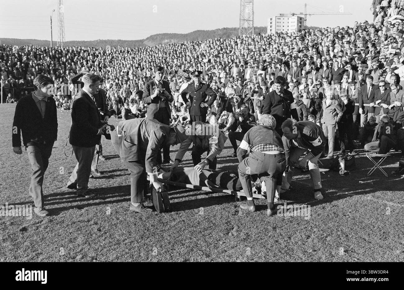 Aktuell 41 - 2 - 1969: SIF/Ham-kam auf AgainDas Halbfinale im Cup zwischen Strømsgodset und Ham-kam endete mit 0:0 im Marienlyst-Stadion in Drammen. Es wird also ein Rematch geben. Es wird in Hamar gespielt. Die Trauer breitet sich über das Marienlyst-Stadion in Drammen aus. Torschütze Steinar Pettersen wird vom Feld getragen. Es ist immer noch eine offene Frage, ob er für das Rückspiel in Hamar bereit ist. Foto: Ivar Aaserud / aktuell / NTB ***FOTO NICHT VERARBEITET*** *Text wird automatisch übersetzt* Stockfoto
