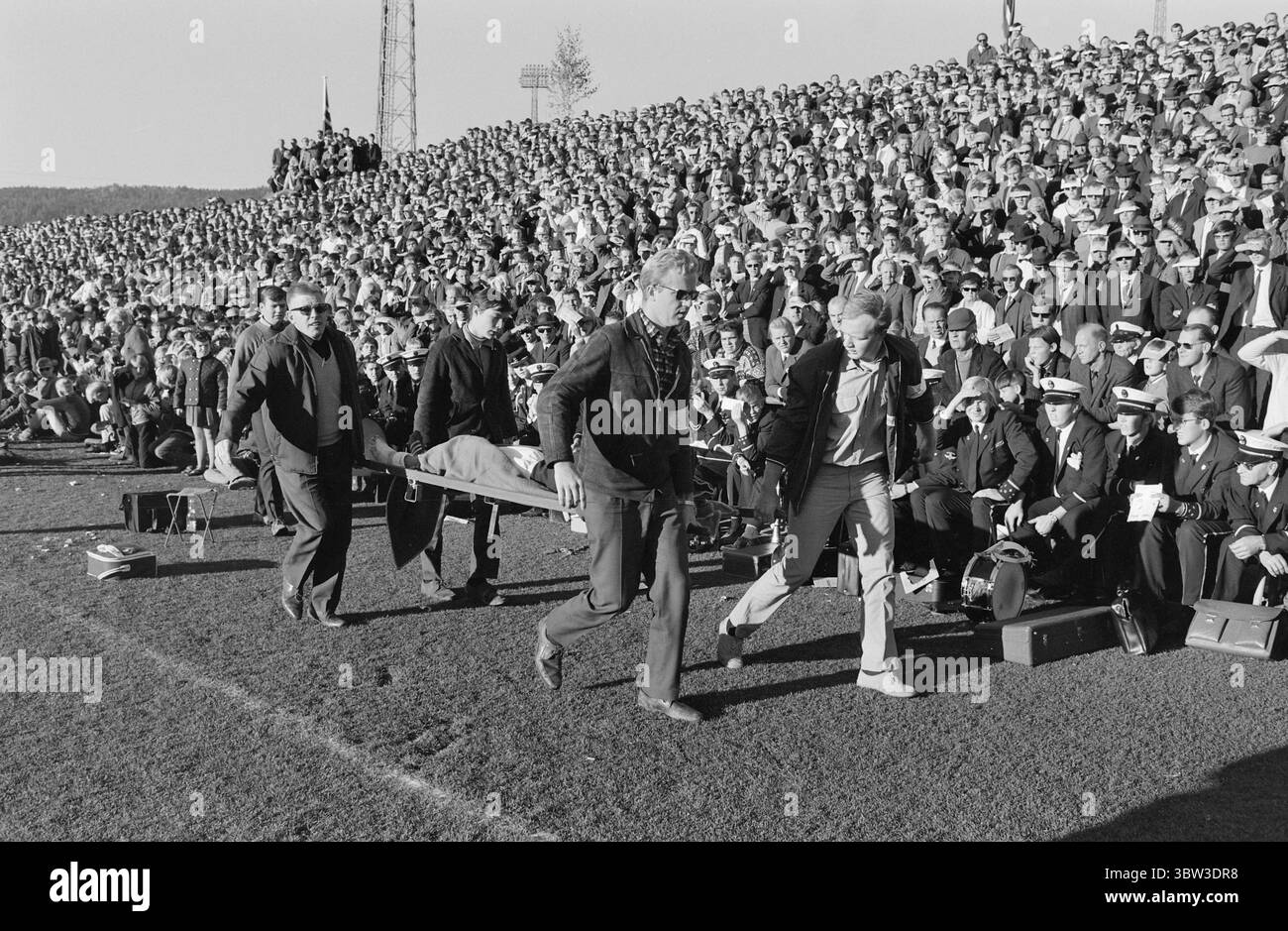 Aktuell 41 - 2 - 1969: SIF/Ham-kam auf AgainDas Halbfinale im Cup zwischen Strømsgodset und Ham-kam endete mit 0:0 im Marienlyst-Stadion in Drammen. Es wird also ein Rematch geben. Es wird in Hamar gespielt. Die Trauer breitet sich über das Marienlyst-Stadion in Drammen aus. Torschütze Steinar Pettersen wird vom Feld getragen. Es ist immer noch eine offene Frage, ob er für das Rückspiel in Hamar bereit ist. Foto: Ivar Aaserud / aktuell / NTB ***FOTO NICHT VERARBEITET*** *Text wird automatisch übersetzt* Stockfoto