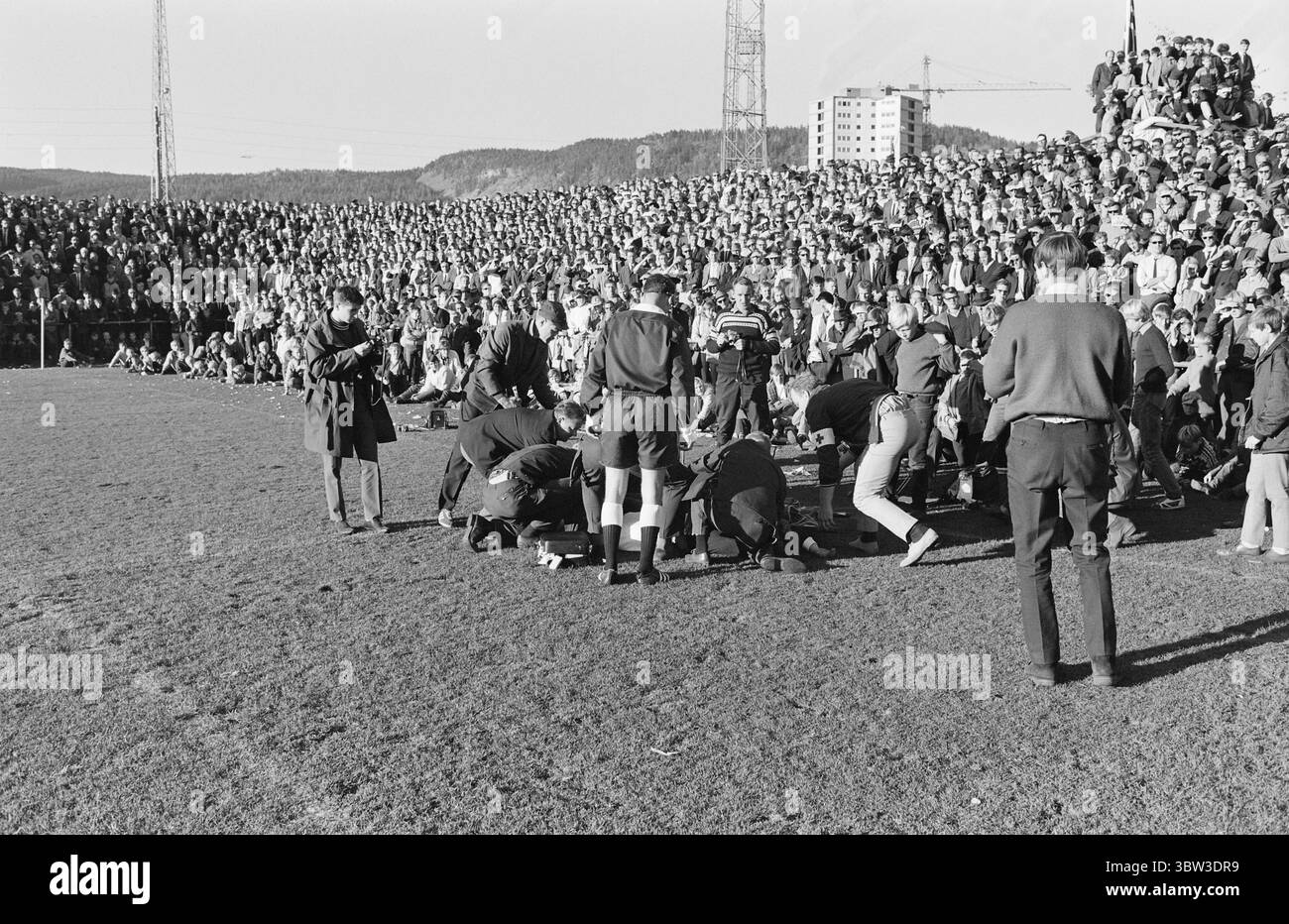 Aktuell 41 - 2 - 1969: SIF/Ham-kam auf AgainDas Halbfinale im Cup zwischen Strømsgodset und Ham-kam endete mit 0:0 im Marienlyst-Stadion in Drammen. Es wird also ein Rematch geben. Es wird in Hamar gespielt. Die Trauer breitet sich über das Marienlyst-Stadion in Drammen aus. Torschütze Steinar Pettersen wird vom Feld getragen. Es ist immer noch eine offene Frage, ob er für das Rückspiel in Hamar bereit ist. Foto: Ivar Aaserud / aktuell / NTB ***FOTO NICHT VERARBEITET*** *Text wird automatisch übersetzt* Stockfoto
