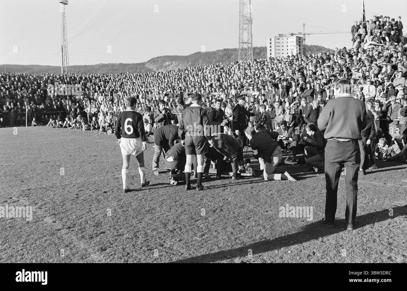 Aktuell 41 - 2 - 1969: SIF/Ham-kam auf AgainDas Halbfinale im Cup zwischen Strømsgodset und Ham-kam endete mit 0:0 im Marienlyst-Stadion in Drammen. Es wird also ein Rematch geben. Es wird in Hamar gespielt. Die Trauer breitet sich über das Marienlyst-Stadion in Drammen aus. Torschütze Steinar Pettersen wird vom Feld getragen. Es ist immer noch eine offene Frage, ob er für das Rückspiel in Hamar bereit ist. Foto: Ivar Aaserud / aktuell / NTB ***FOTO NICHT VERARBEITET*** *Text wird automatisch übersetzt* Stockfoto