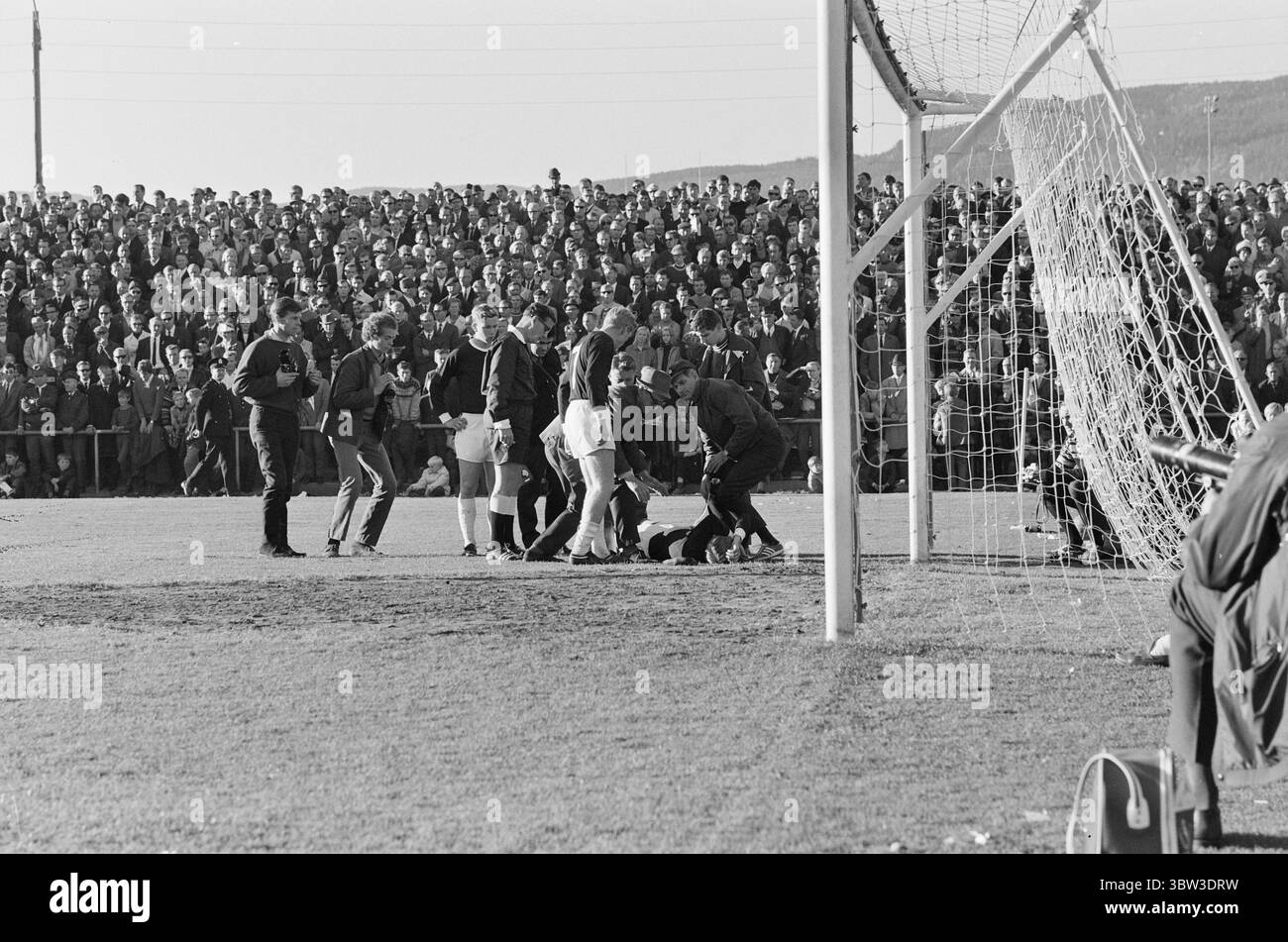 Aktuell 41 - 2 - 1969: SIF/Ham-kam auf AgainDas Halbfinale im Cup zwischen Strømsgodset und Ham-kam endete mit 0:0 im Marienlyst-Stadion in Drammen. Es wird also ein Rematch geben. Es wird in Hamar gespielt. Die Trauer breitet sich über das Marienlyst-Stadion in Drammen aus. Torschütze Steinar Pettersen wird vom Feld getragen. Es ist immer noch eine offene Frage, ob er für das Rückspiel in Hamar bereit ist. Foto: Ivar Aaserud / aktuell / NTB ***FOTO NICHT VERARBEITET*** *Text wird automatisch übersetzt* Stockfoto