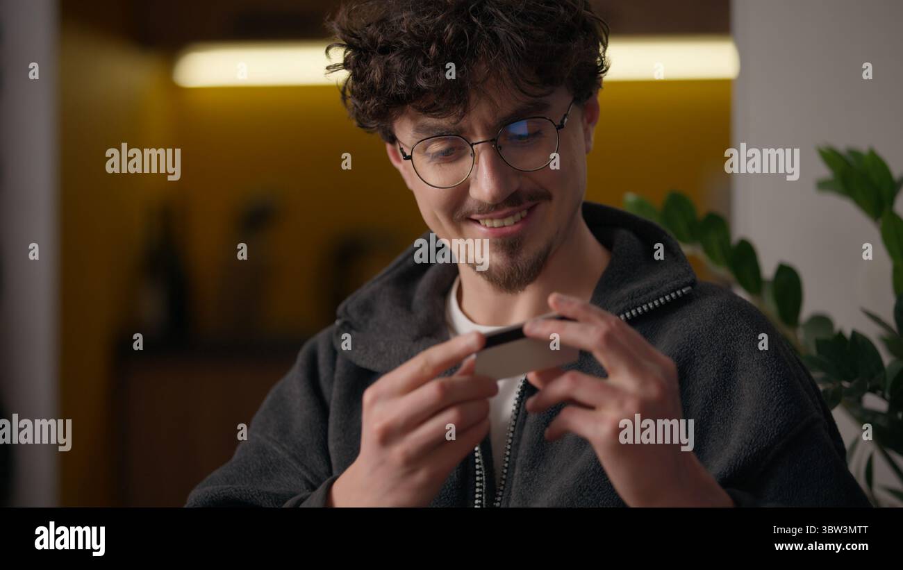 Glücklicher kaukasischer Mann Hipster-Käufer mit Kreditkarte online bargeldlose Zahlung Kredit Internet zufriedener Kunde Tippen männlich Eingabe Daten Laptop at Stockfoto