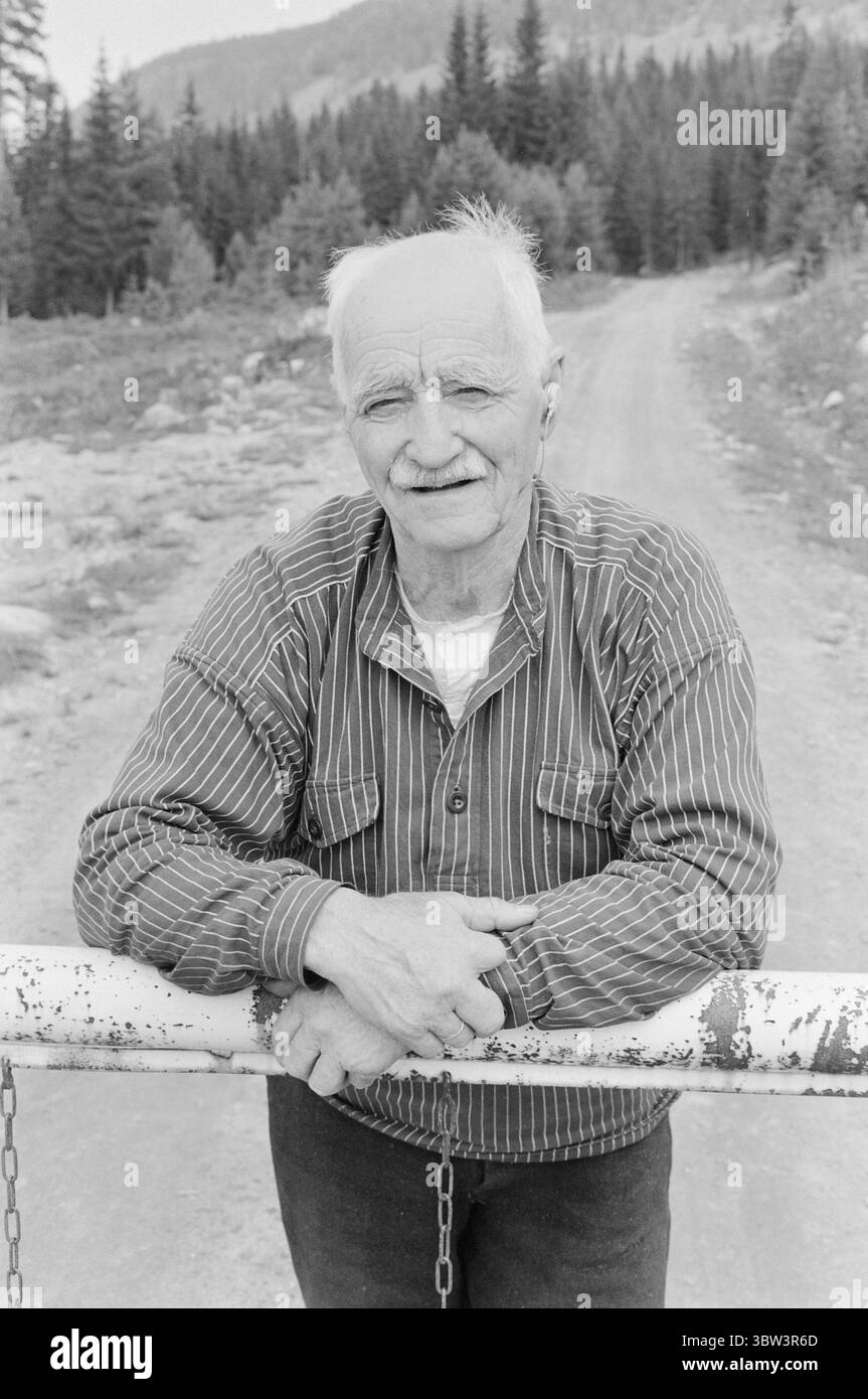 Aktuell 32 - 7 - 1969: Die einsame Wächter73-jährige Ragna Akre ist eine einsame Feuerwache über dem Sjumils Forest. Von ihrer Blockhütte im Store Byringen kann sie weit nach Schweden, über Rondane nach Snøhetta und direkt in die Trysil-Knuts-Berge blicken. Odmund Akre, ihr Mann, ist Zollbeamter bei den Seterveien. Er ist 79 Jahre alt und wird weiterhin als Wachmann dienen, wenn seine Gesundheit hält. Foto: Aage Storløkken / aktuell / NTB ***FOTO NICHT VERARBEITET*** *Text wird automatisch übersetzt* Stockfoto