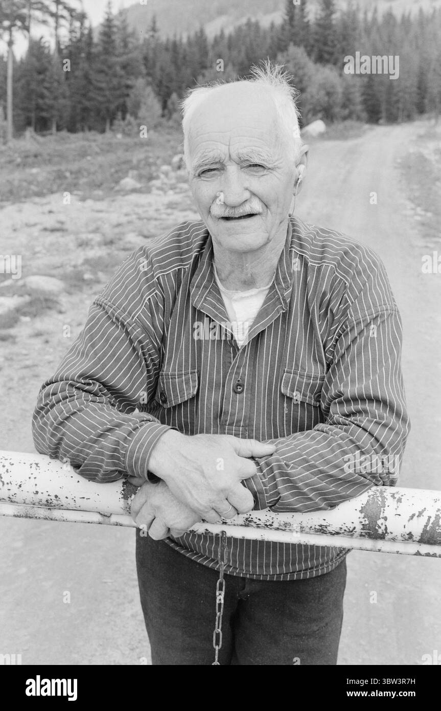 Aktuell 32 - 7 - 1969: Die einsame Wächter73-jährige Ragna Akre ist eine einsame Feuerwache über dem Sjumils Forest. Von ihrer Blockhütte im Store Byringen kann sie weit nach Schweden, über Rondane nach Snøhetta und direkt in die Trysil-Knuts-Berge blicken. Odmund Akre, ihr Mann, ist Zollbeamter bei den Seterveien. Er ist 79 Jahre alt und wird weiterhin als Wachmann dienen, wenn seine Gesundheit hält. Foto: Aage Storløkken / aktuell / NTB ***FOTO NICHT VERARBEITET*** *Text wird automatisch übersetzt* Stockfoto