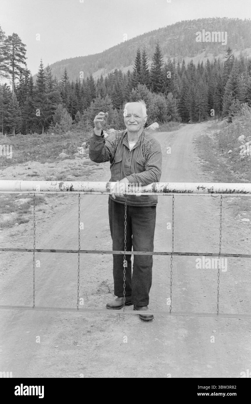 Aktuell 32 - 7 - 1969: Die einsame Wächter73-jährige Ragna Akre ist eine einsame Feuerwache über dem Sjumils Forest. Von ihrer Blockhütte im Store Byringen kann sie weit nach Schweden, über Rondane nach Snøhetta und direkt in die Trysil-Knuts-Berge blicken. Odmund Akre, ihr Mann, ist Zollbeamter bei den Seterveien. Er ist 79 Jahre alt und wird weiterhin als Wachmann dienen, wenn seine Gesundheit hält. Foto: Aage Storløkken / aktuell / NTB ***FOTO NICHT VERARBEITET*** *Text wird automatisch übersetzt* Stockfoto