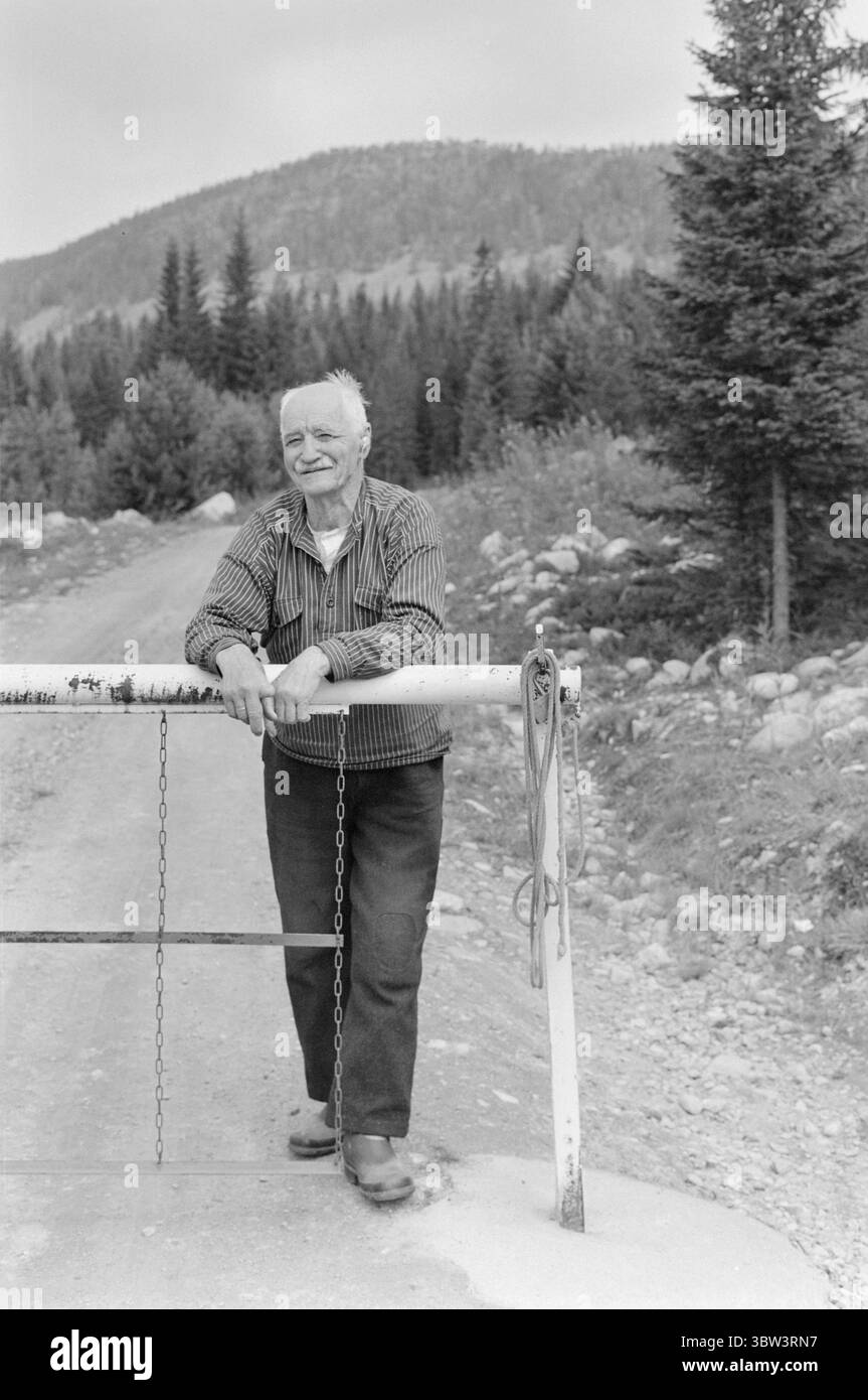 Aktuell 32 - 7 - 1969: Die einsame Wächter73-jährige Ragna Akre ist eine einsame Feuerwache über dem Sjumils Forest. Von ihrer Blockhütte im Store Byringen kann sie weit nach Schweden, über Rondane nach Snøhetta und direkt in die Trysil-Knuts-Berge blicken. Odmund Akre, ihr Mann, ist Zollbeamter bei den Seterveien. Er ist 79 Jahre alt und wird weiterhin als Wachmann dienen, wenn seine Gesundheit hält. Foto: Aage Storløkken / aktuell / NTB ***FOTO NICHT VERARBEITET*** *Text wird automatisch übersetzt* Stockfoto