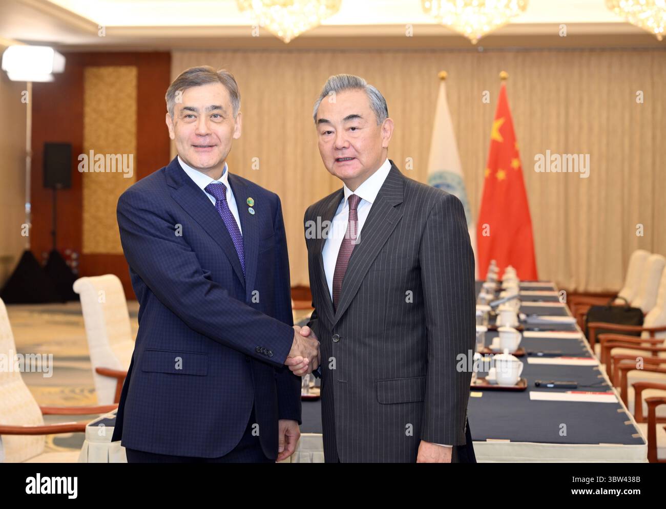 Tianjin, China. Juli 2025. Der chinesische Außenminister Wang Yi, auch Mitglied des Politbüros des Zentralkomitees der Kommunistischen Partei Chinas, trifft sich am 16. Juli 2025 mit dem Generalsekretär der Shanghai Cooperation Organization (SCO), Nurlan Yermekbayev, in Tianjin, Nordchina. Quelle: Zhao Zishuo/Xinhua/Alamy Live News Stockfoto