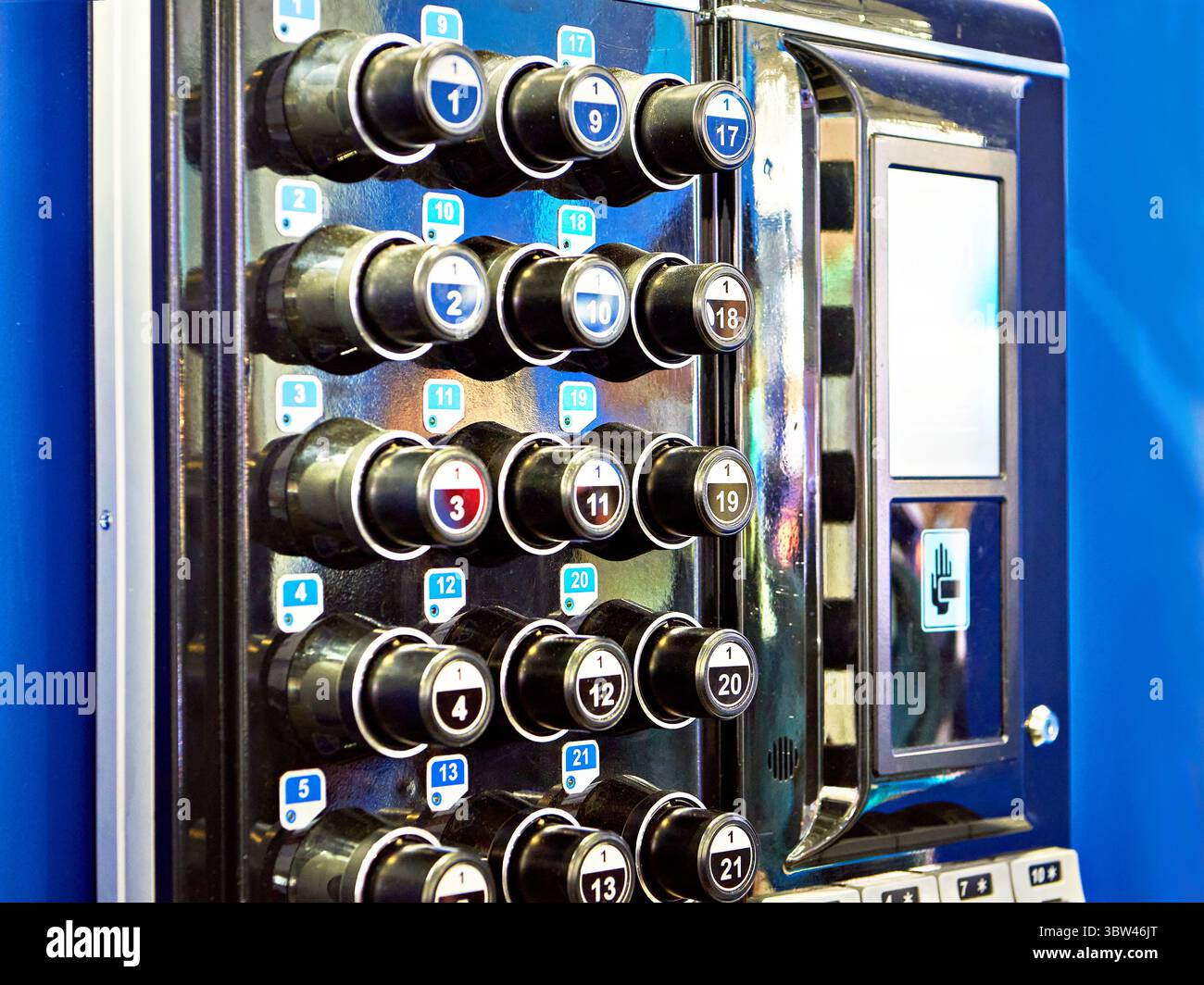 Automatisiertes Speicher- und Buchhaltungssystem für Schlüssel und Kleinteile Stockfoto