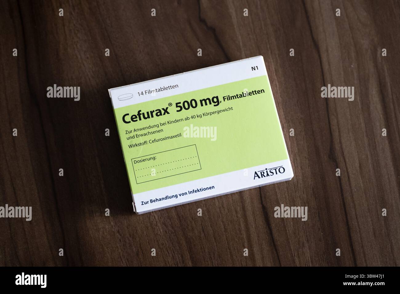 Cefurax 500 mg Filmtabletten in einer Packung von Aristo Pharma GmbH. Orale Medikation zur Behandlung und Prophylaxe einer bakteriellen Infektion. Stockfoto