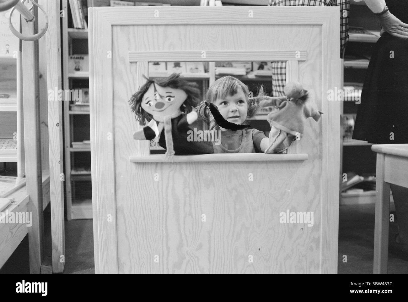 Aktuell 47b - 1 - 1969: Der Weihnachtsmann zeigt den Weg!Eltern, Großeltern, Tanten und Onkeln kämpfen darum, das richtige Weihnachtsgeschenk für kleine Kinder zu finden. Das Einzige, was sie wissen, ist, dass es keine weichen Pakete sein sollte. Aktuell hat A.S. Riktig Leker in Oslo besucht. Liv Merete mit dem Puppentheater. Kinder spielen gerne im selben Zimmer wie andere. Warum lässt du das Kind nicht hinter einem Bildschirm im Wohnzimmer spielen? Foto: Ivar Aaserud / aktuell / NTB ***FOTO NICHT VERARBEITET*** *Text wird automatisch übersetzt* Stockfoto