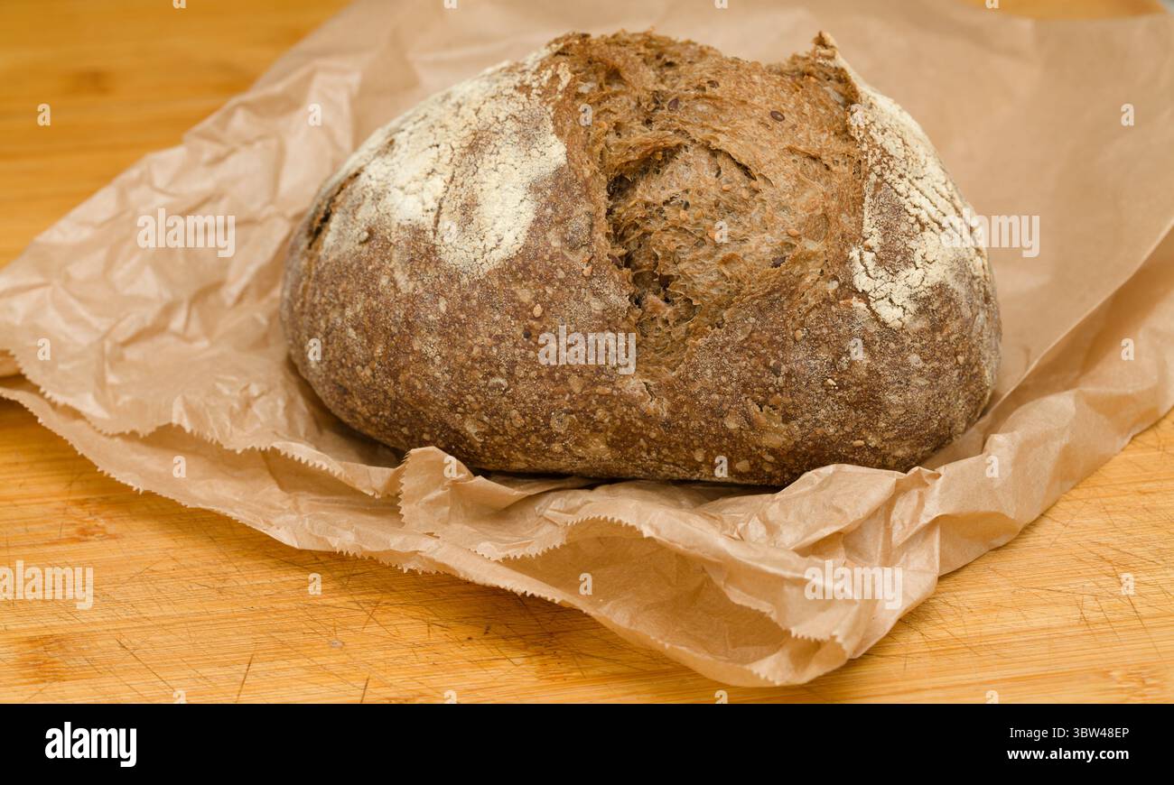 Sauerteig gesäuertes rundes Malzbrot mit verschiedenen Samen Stockfoto