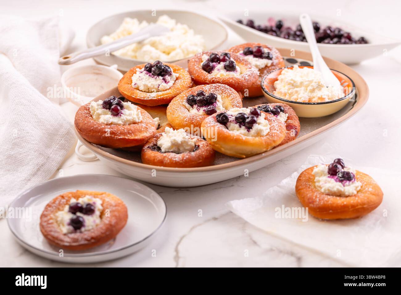 Czeck süße gebratene Kuchen (vdolky), aus Hefeteig, Donuts, Gebäck, gefüllt mit Frischkäse Stockfoto