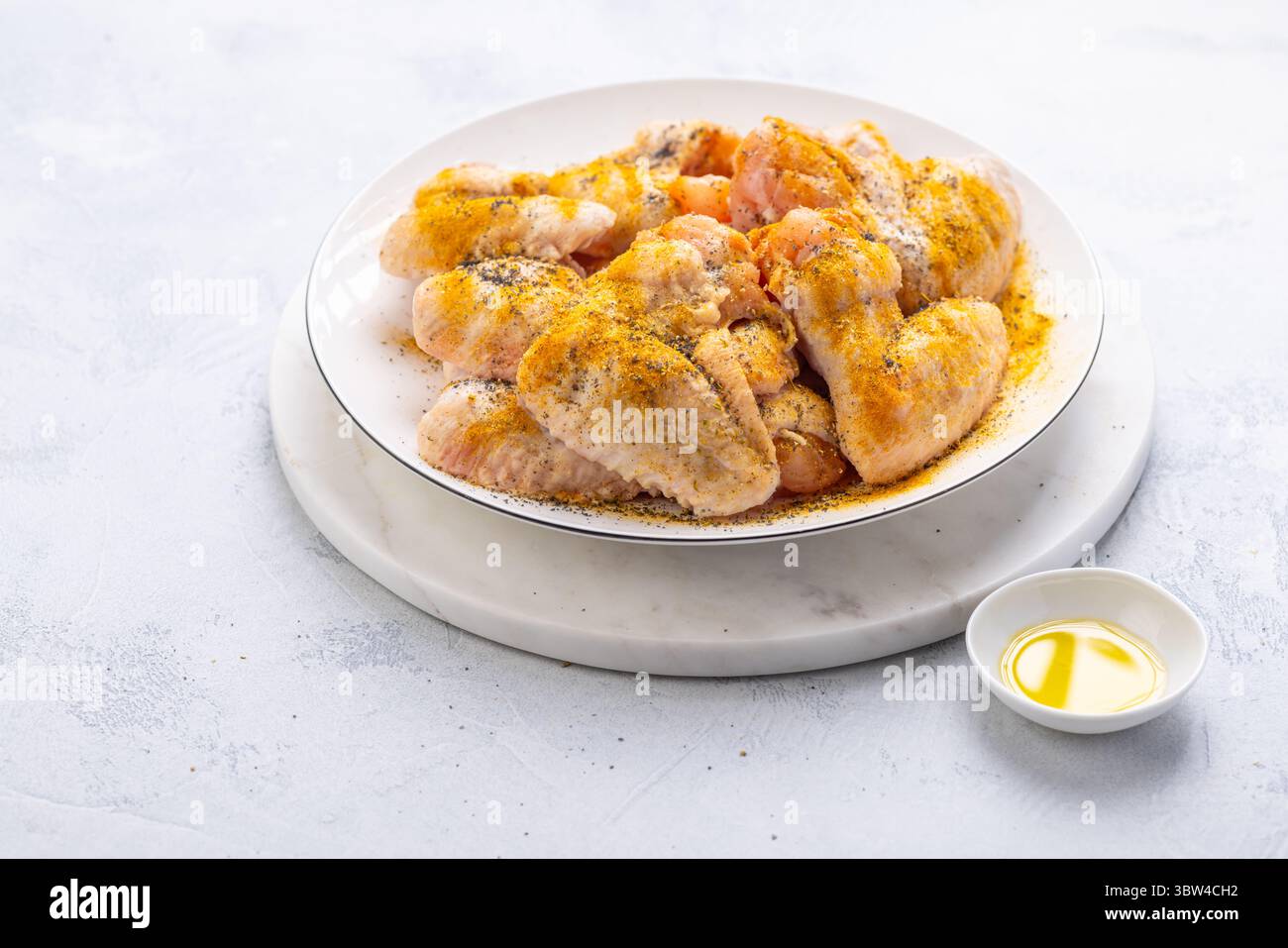 Rohe Hähnchenflügel, mit trockenem Rub und Olivenöl für den grill vorbereitet Stockfoto