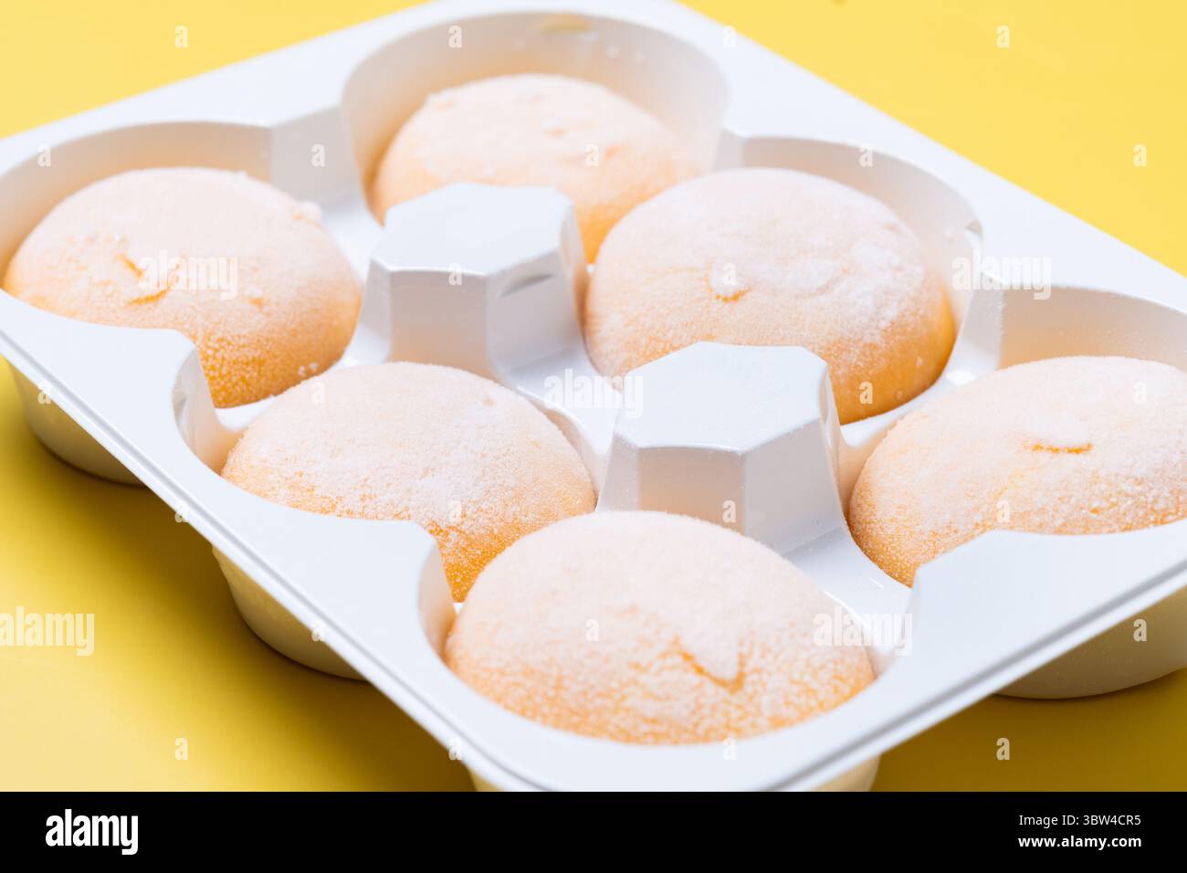 Japanische Mango-Eis-Mochi auf gelbem Hintergrund Stockfoto