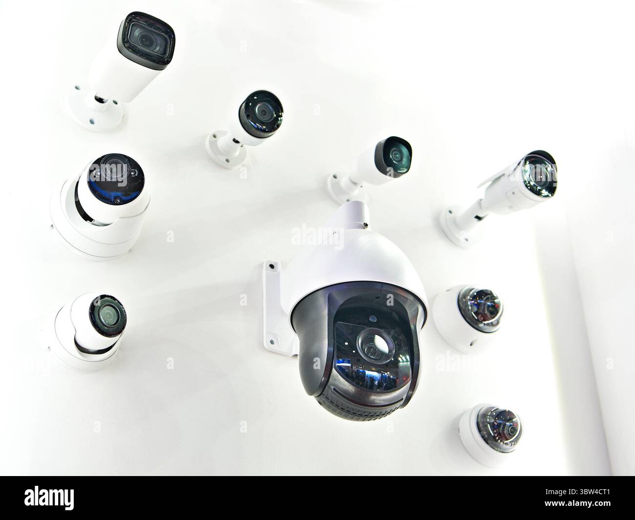 Analoge CCTV-Kameras in der Ausstellung Stockfoto
