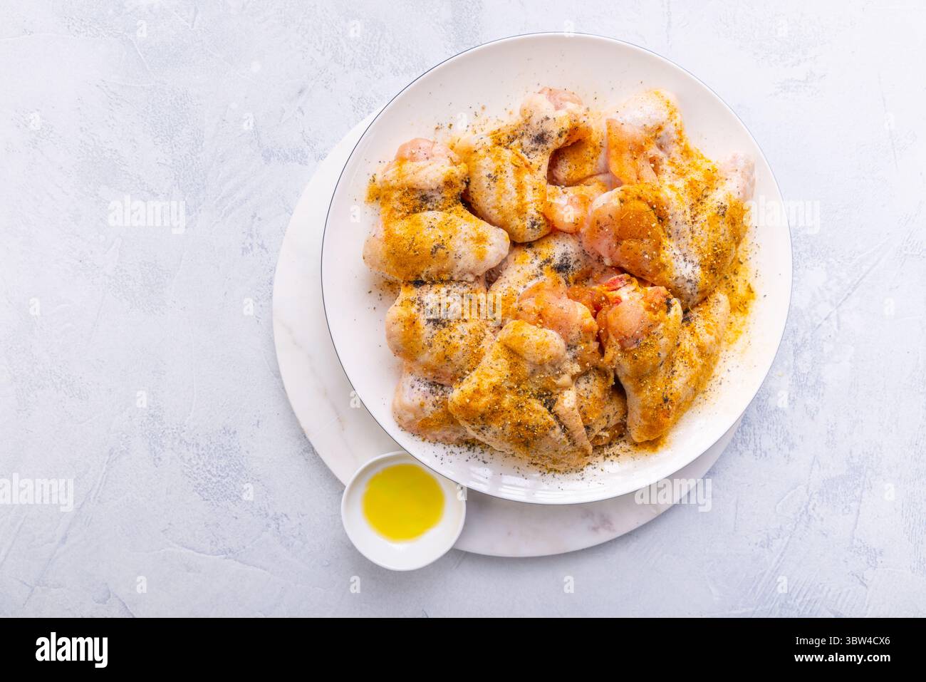 Rohe Hähnchenflügel, mit trockenem Rub und Olivenöl für den grill vorbereitet Stockfoto
