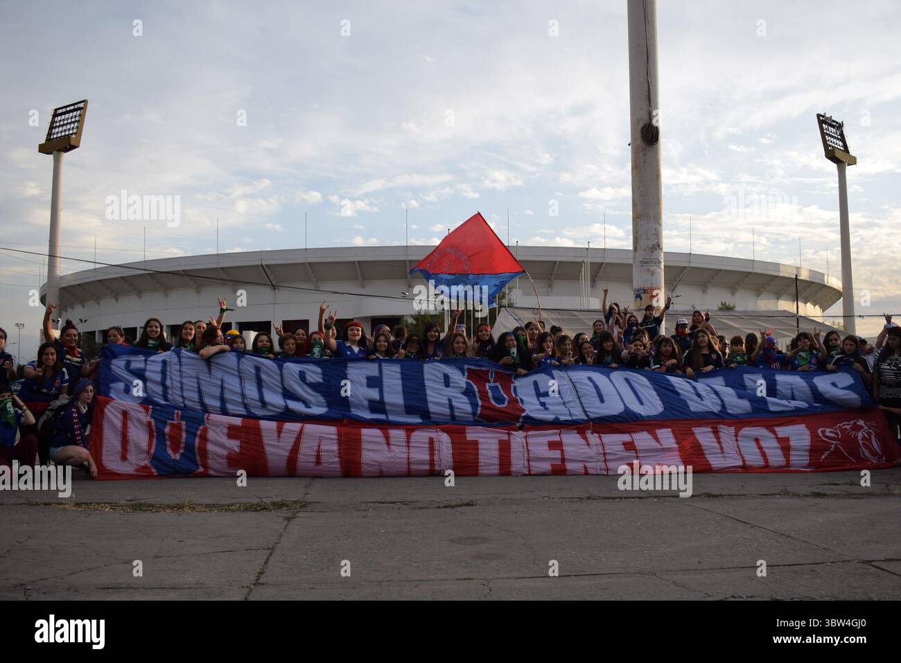 19. Dezember 2019, Santiago, Metropolitana, Chile: Die Fans der Universidad de Chile posieren nach dem feministischen Protest mit Fahnen und Leinwänden des Clubs. Der Aufruf war eine Demonstration für geschlechtsspezifische Gewalt und auch eine Demonstration gegen die Behörden wegen Verletzungen der Frauenrechte im Rahmen von Protesten. (Bild: © Matias Basualdo/ZUMA Wire) Stockfoto