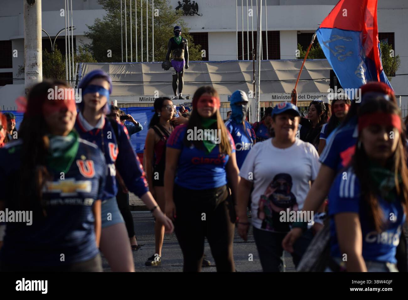 19. Dezember 2019, Santiago, Metropolitana, Chile: "'El Pilucho'", eine Statue am Eingang des Nationalstadions wird mit kostenlosen Abtreibungstüchern und T-Shirts der Universidad de Chile interventioniert. Dieser feministische Protest war eine Demonstration für geschlechtsspezifische Gewalt und auch eine Demonstration gegen die Behörden wegen Verletzungen der Frauenrechte im Rahmen von Protesten. (Bild: © Matias Basualdo/ZUMA Wire) Stockfoto