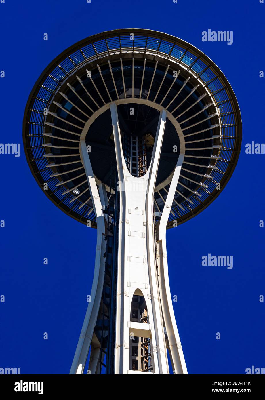 Die Space Needle, Seattle, Washington, von unten gesehen, vor einem tiefblauen Himmel Stockfoto