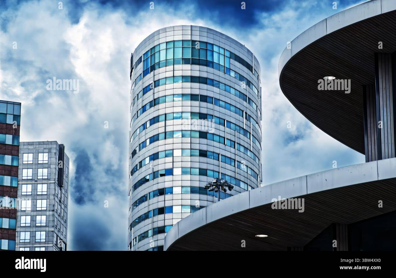 Moderne Glasstrukturen in diemen, amsterdam, zeigen kühne architektonische Linien unter dem stimmungsvollen, bedeckten Himmel und erfassen zeitgenössische Stadtgebiete Stockfoto