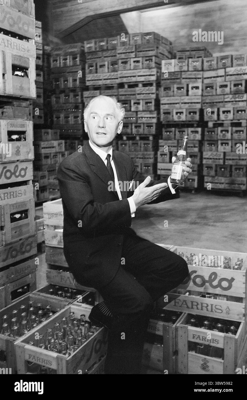 Aktuell 42-07-1966: Sturm im Bierglas. Brauereibesitzer Guttorm Gran in Sandefjord hat die Preise für Bier und Mineralwasser um 19 bis 39% gesenkt. Bis jetzt war er der einzige, der Bier im Bezirk verkauft. Die Osloer Brauereien reagieren darauf, indem sie den Sandefjord mit Schous, Ringnes und Frydenlunds Bier überschwemmen – zum vollen Preis. Farris WIE in Larvik arbeitet auch in Sandefjord – auch ohne Preissenkungen. - Regisseur Jens Hole in Farris vertritt auch die Osloer Brauereien. – Wir sparen nicht an unseren Preisen für Bier und alkoholfreie Getränke! Foto: Sverre A. Børretzen / aktuell / NTB *Text wird automatisch übersetzt Stockfoto