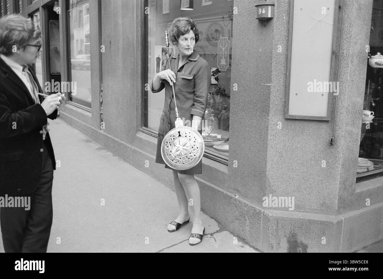 Aktuell 48B-4-1970 : unsere Welt der Dinge. Wir feiern Weihnachten im Zeichen der Dinge. Viele gute Dinge sind Weihnachtsgeschenke. In vielen kleinen, rot gestrichenen Wohnzimmern frieren die Füße zu Weihnachten. Das kann ein Ratschlag sein. Ein kupfernes Holzkohlebecken wird für eine Zeit platziert, um nach den Steppdecken zu suchen. Der Preis ist NOK. 1850.- in limitierten Mengen erhältlich.Foto: Aktuell / N TB ***Foto wird nicht verarbeitet*** Stockfoto