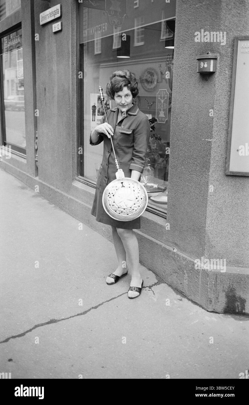 Aktuell 48B-4-1970 : unsere Welt der Dinge. Wir feiern Weihnachten im Zeichen der Dinge. Viele gute Dinge sind Weihnachtsgeschenke. In vielen kleinen, rot gestrichenen Wohnzimmern frieren die Füße zu Weihnachten. Das kann ein Ratschlag sein. Ein kupfernes Holzkohlebecken wird für eine Zeit platziert, um nach den Steppdecken zu suchen. Der Preis ist NOK. 1850.- in limitierten Mengen erhältlich.Foto: Aktuell / N TB ***Foto wird nicht verarbeitet*** Stockfoto