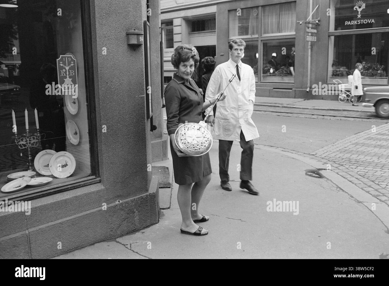 Aktuell 48B-4-1970: Unsere Welt der Dinge. Wir feiern Weihnachten im Zeichen der Dinge. Viele gute Dinge sind Weihnachtsgeschenke. In vielen kleinen, rot gestrichenen Wohnzimmern frieren die Füße zu Weihnachten. Das kann ein Ratschlag sein. Ein kupfernes Holzkohlebecken wird für eine Zeit platziert, um nach den Steppdecken zu suchen. Der Preis ist NOK. 1850.- in limitierten Mengen erhältlich.Foto: Aktuell / N TB ***Foto wird nicht verarbeitet*** Stockfoto