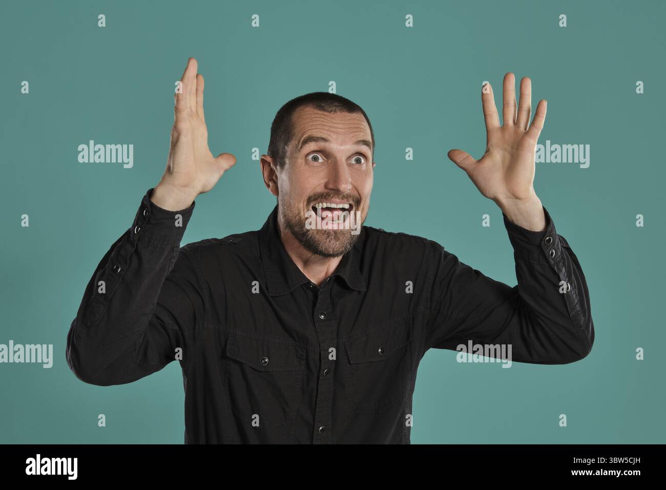 Close-up Studio geschossen von einem stattlichen Mann mit Bart und Schnurrbart, trägt schwarze Shirt, sehr froh, während vor einem blauen Hintergrund mit Kopie posing Stockfoto